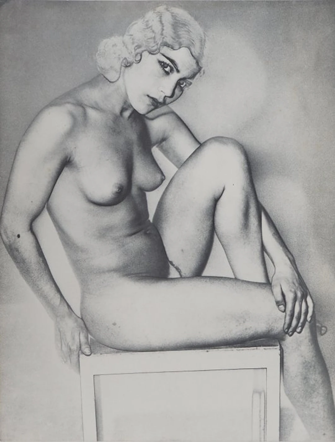 Man Ray (1890-1976) - Muse posant devant l'objectif
