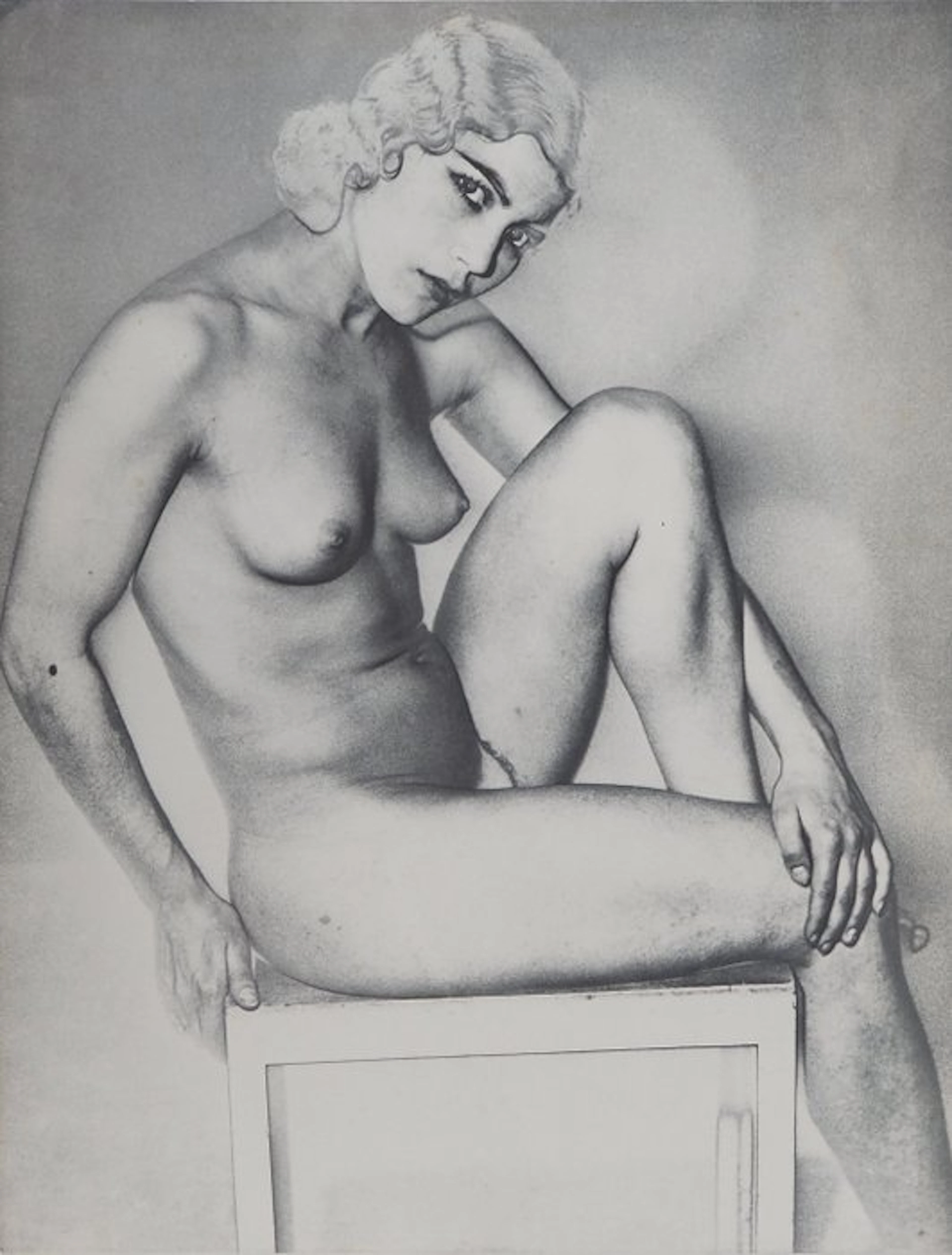 Man Ray (1890-1976) - Muse posant devant l'objectif