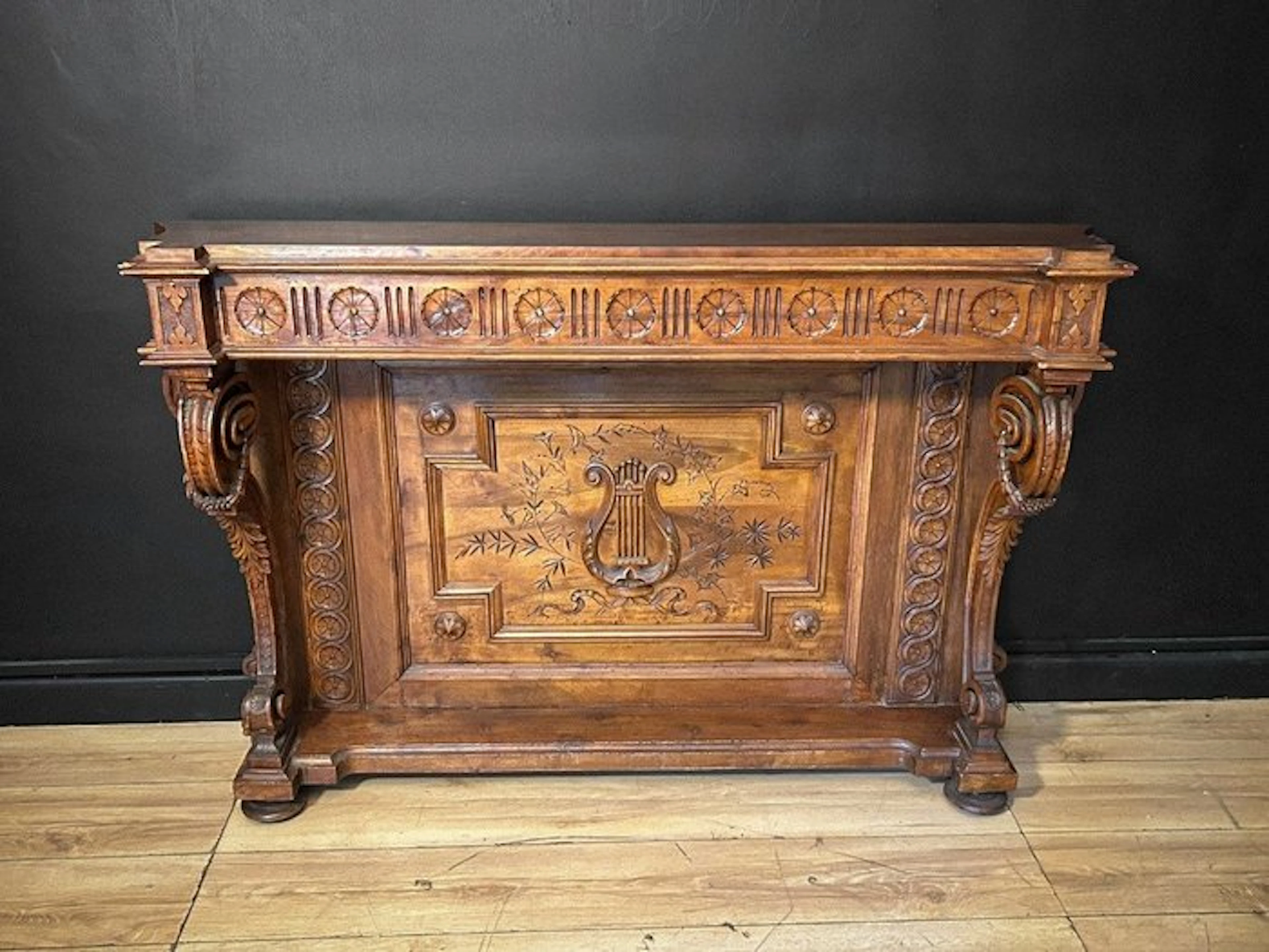 Console table - Walnut - Walnut console table in the Louis XVI style.