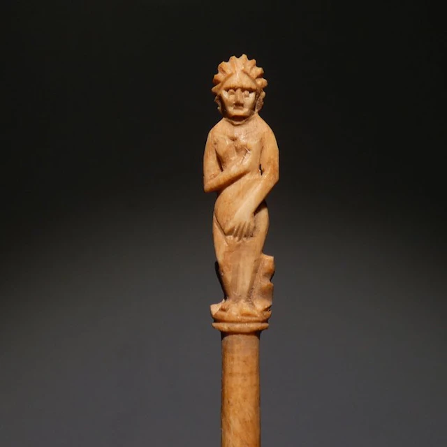 Ancient Roman Bone masterpiece Venus Hairpin. 11,2 cm L. 1st - 2nd Century AD