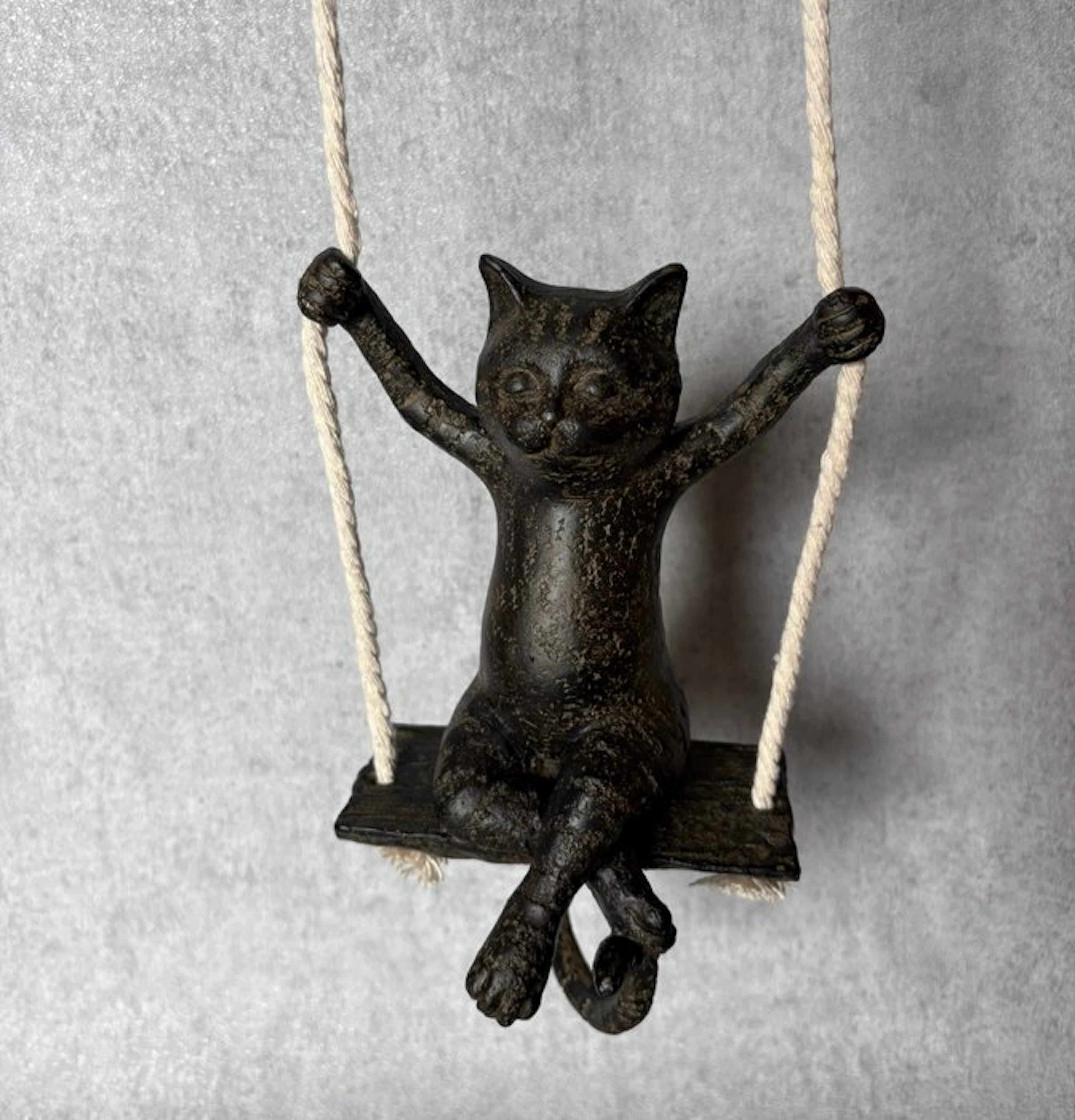 Statue, Kat op schommel (Zonder Minimumprijs) - 19.5 cm - Resin