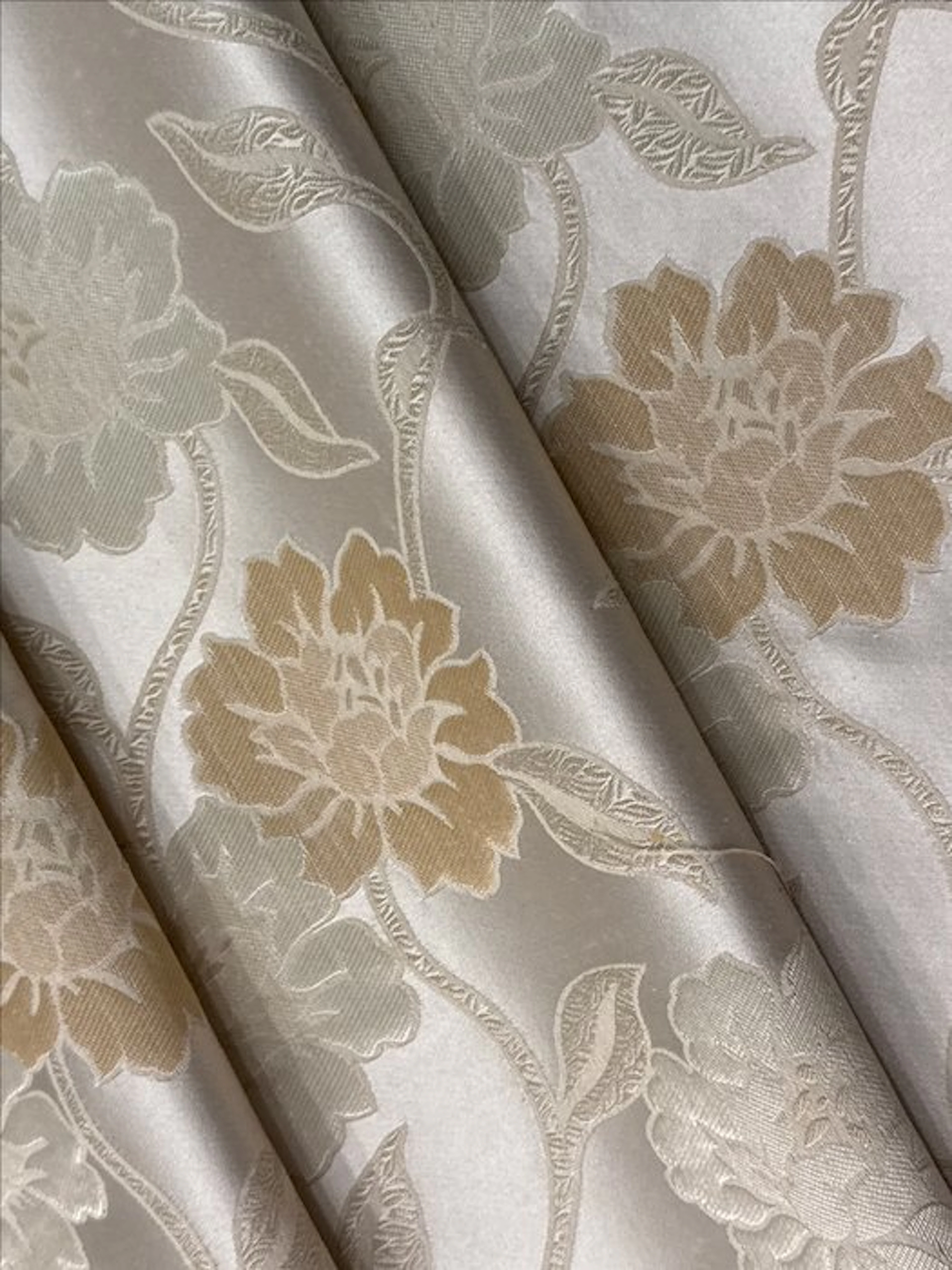 san Leucio - - Precious damask silk fabric with ivory floral camellia pattern