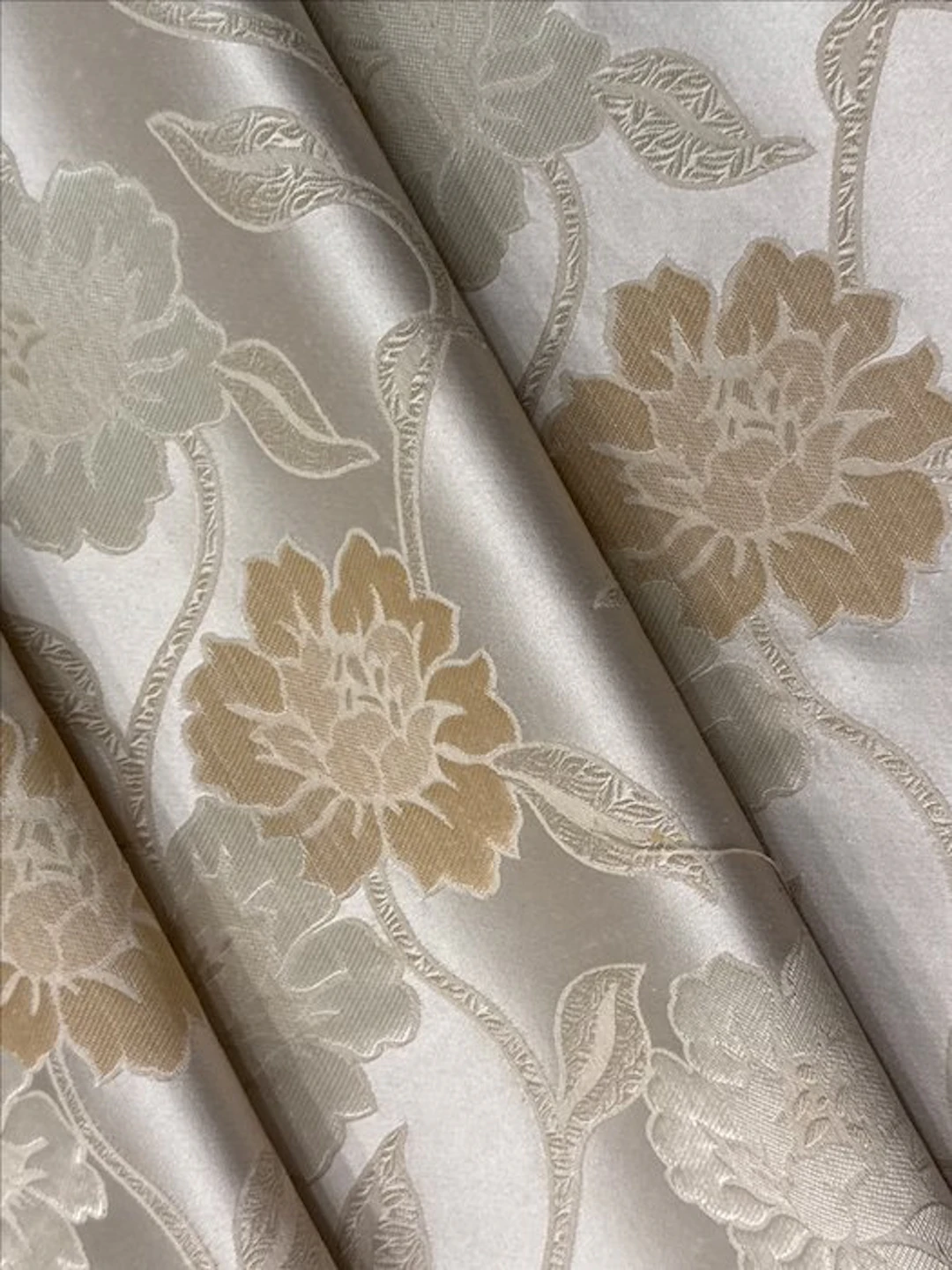 san Leucio - - Precious damask silk fabric with ivory floral camellia pattern