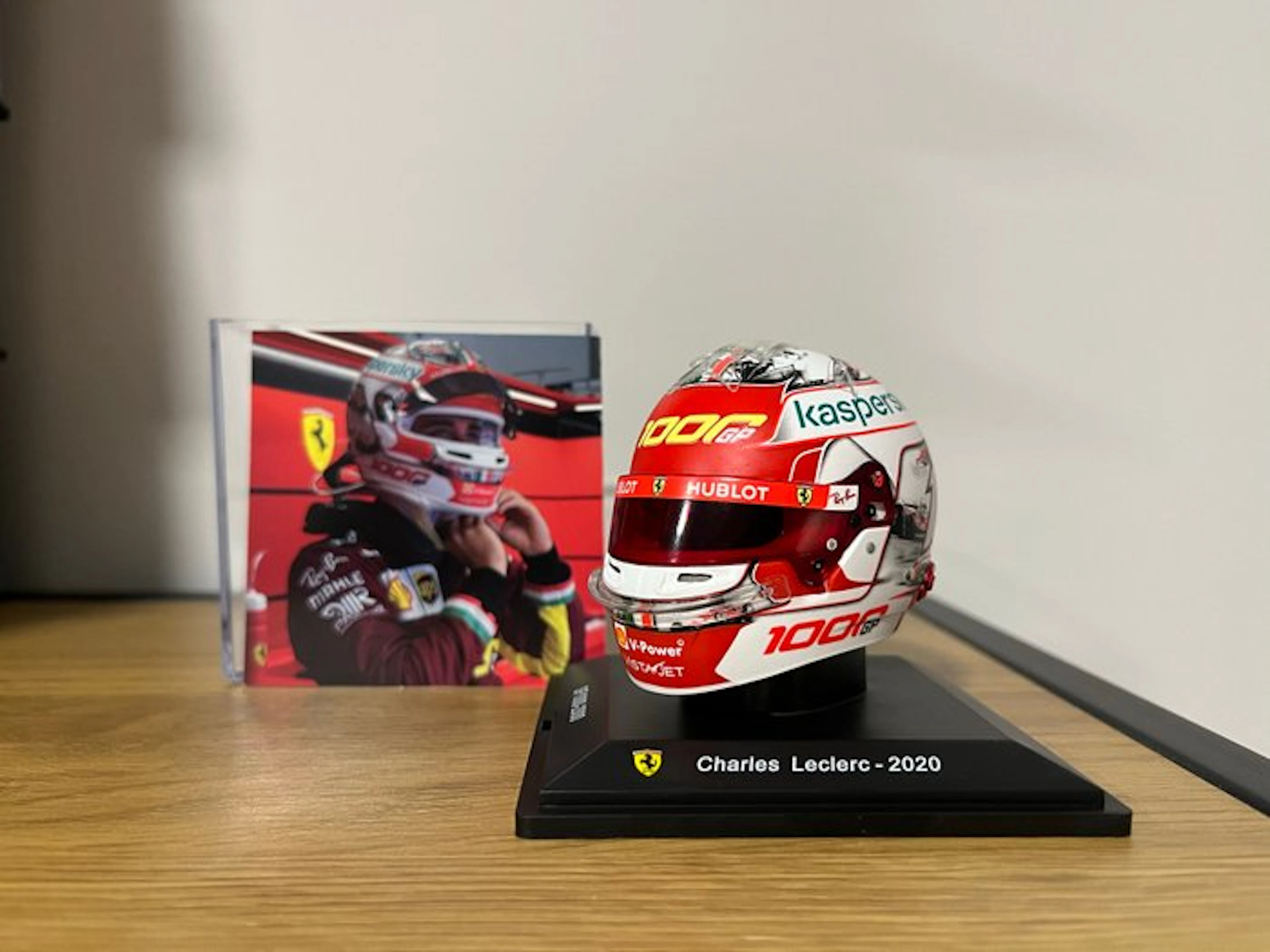 Spark 1:5 - Model car - Bell - Charles Leclerc Special...