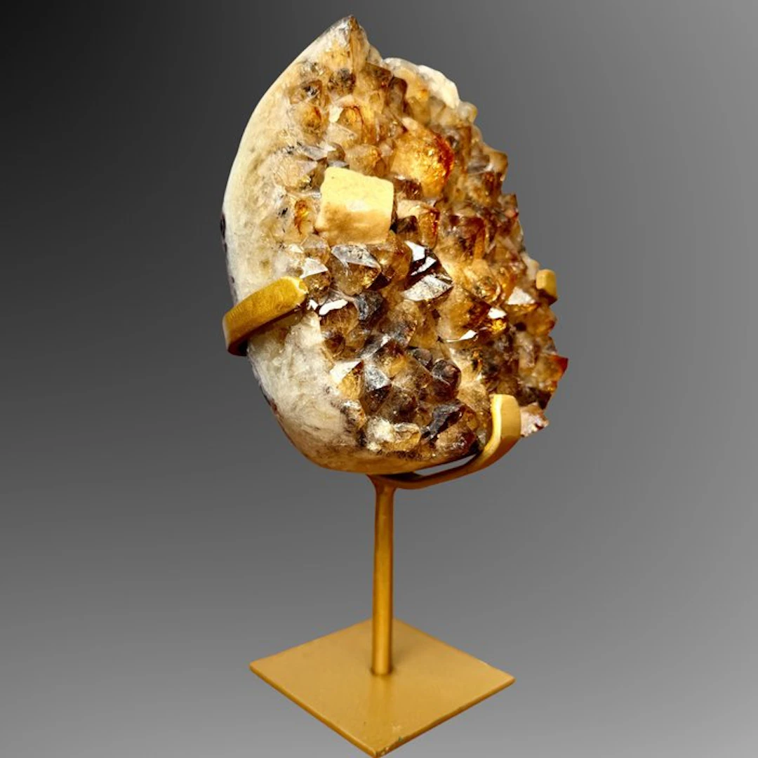 Citrine on a Stand Carving - Height: 190 mm - Width: 100 mm- 1346 g - (1)