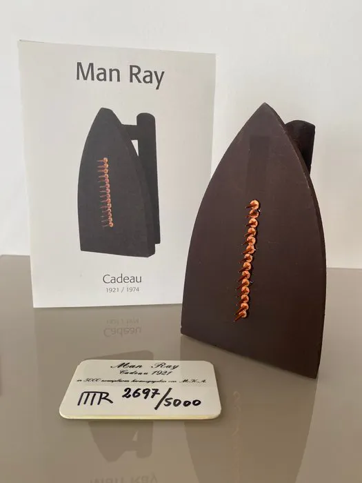 Man Ray (1890-1976) - Sculpture, Cadeau - 17 cm - Iron - 1974