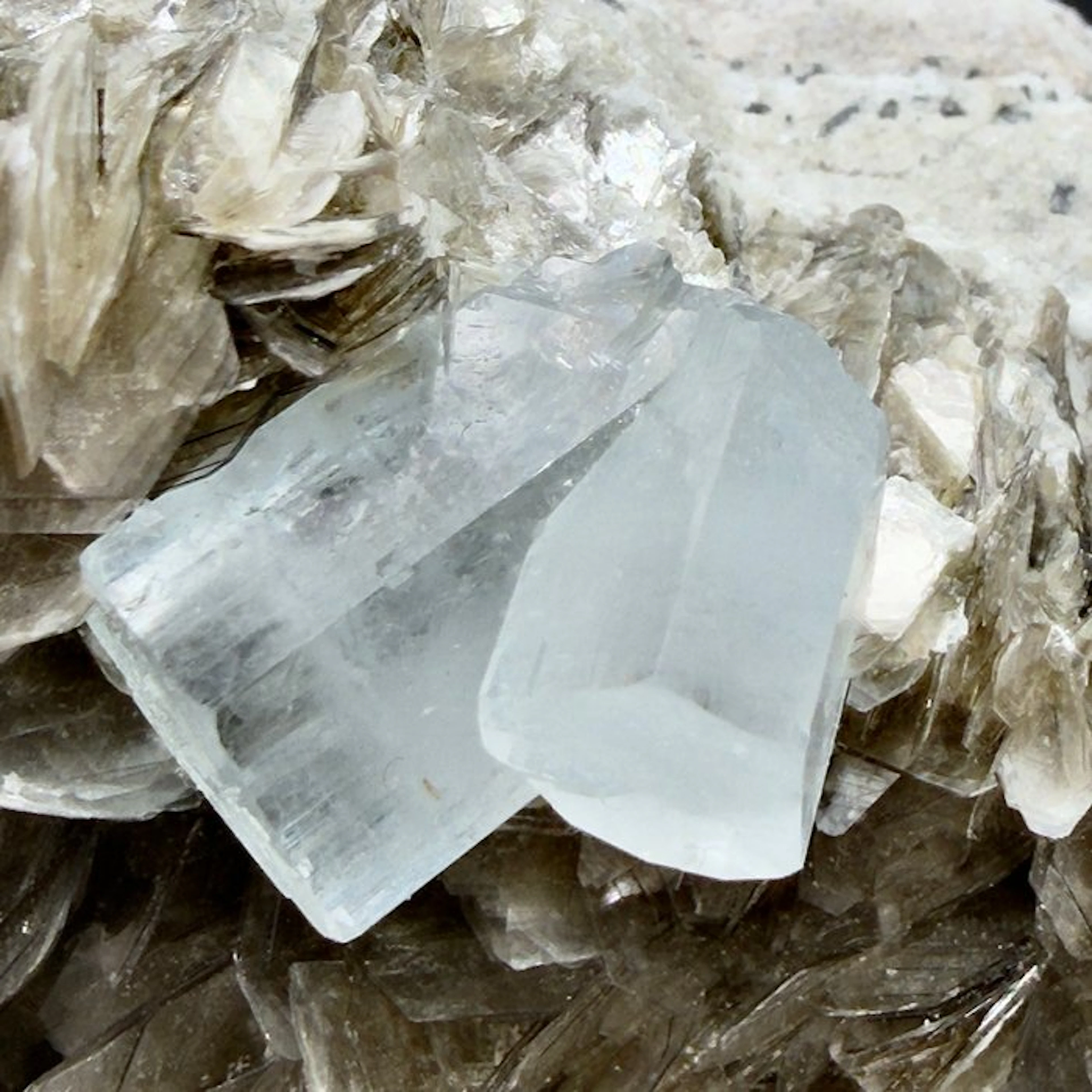 Aquamarine Rough - Height: 10 cm - Width: 7 cm- 298 g - (1)
