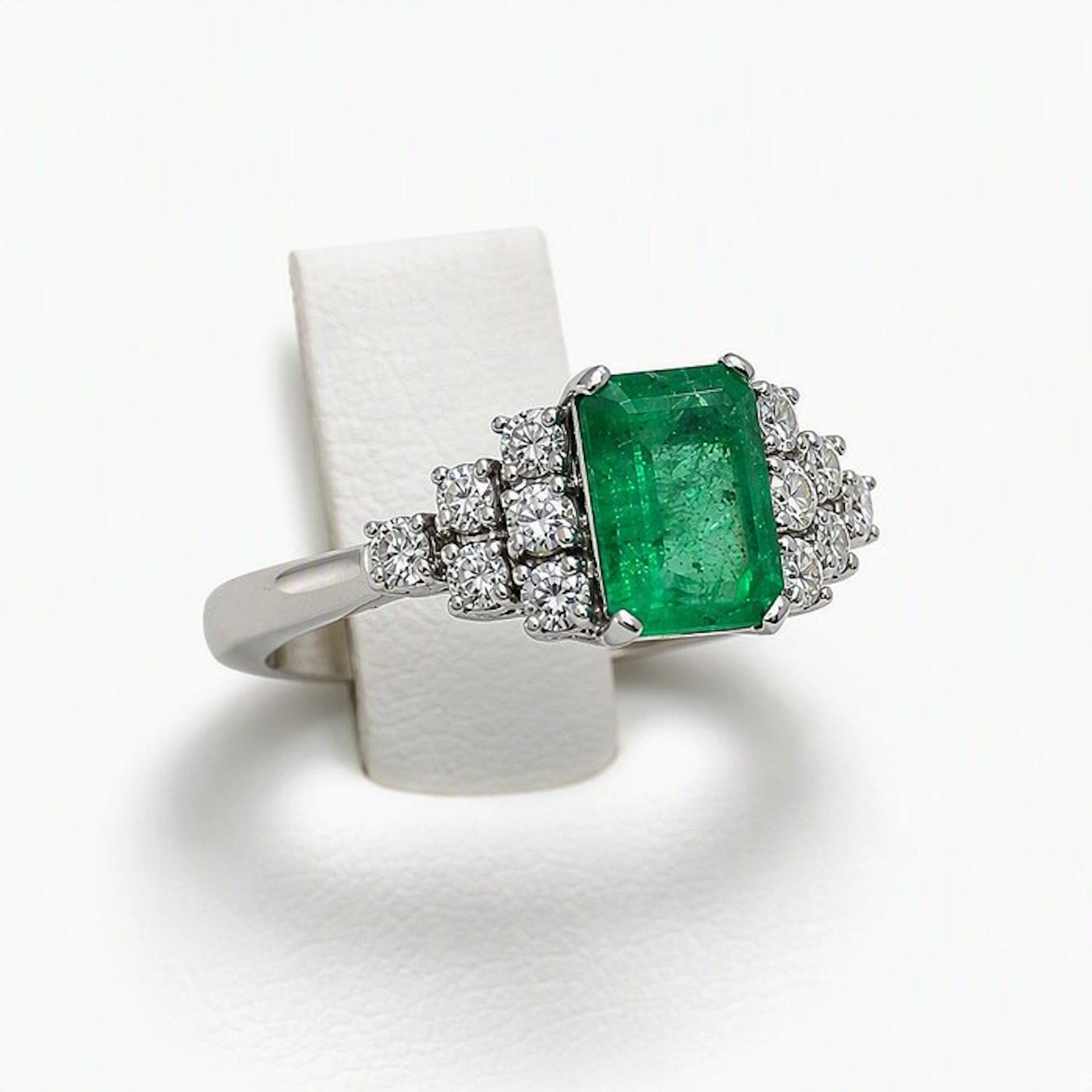 Ring - 18 kt. White gold - 3.55ct. tw. Emerald - Diamond