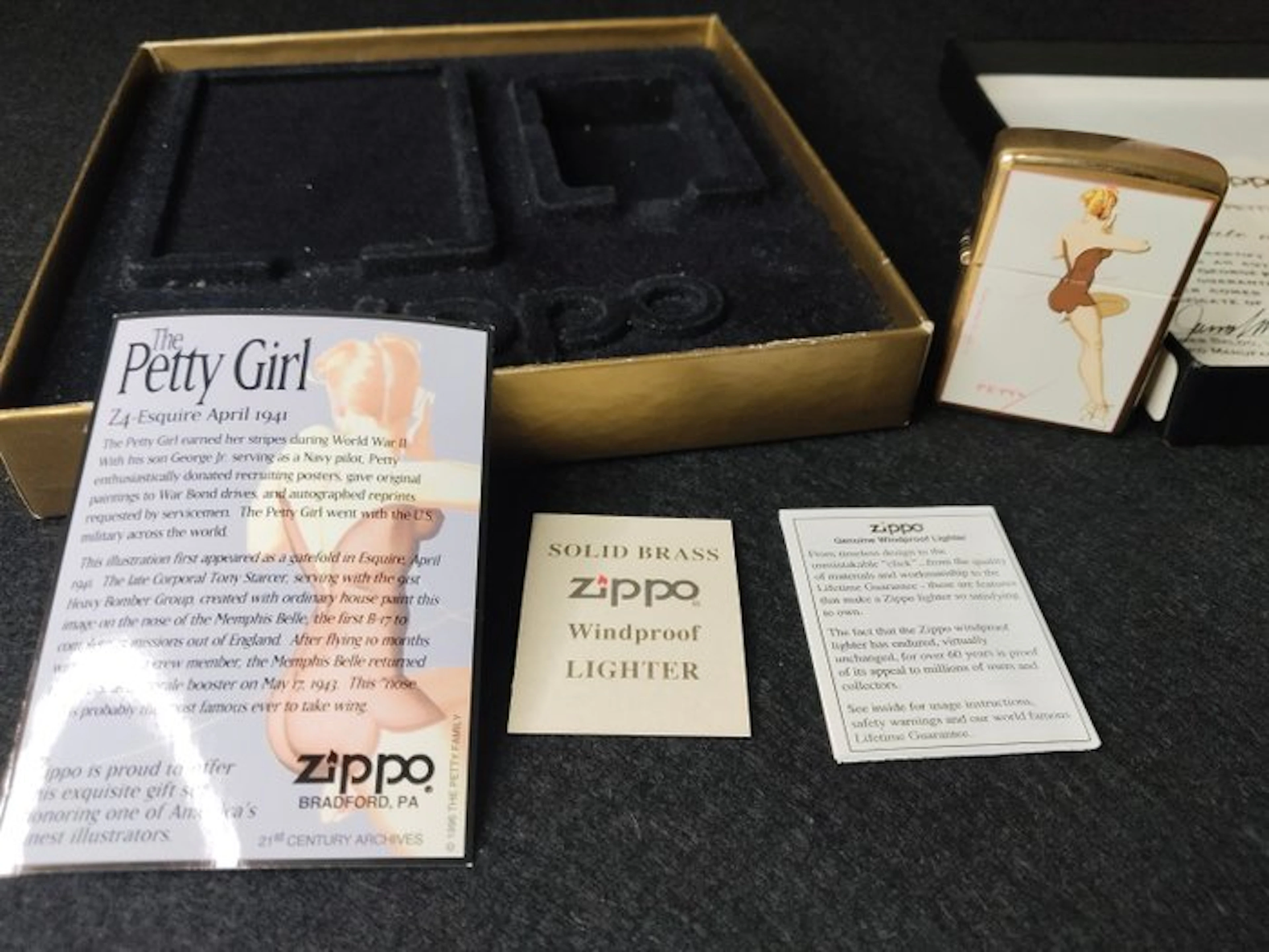 Zippo - Petty Girl - No reserve price - Lighter - Brass
