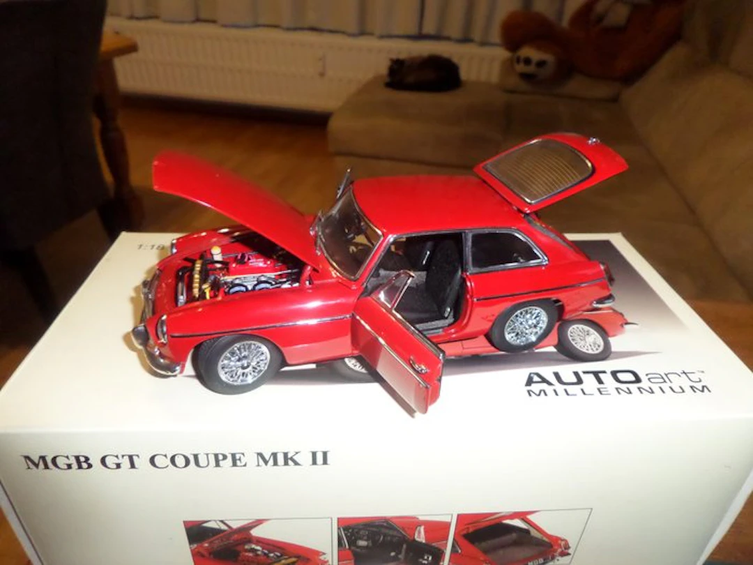 Autoart 1:18 - Model car - MG B GT red