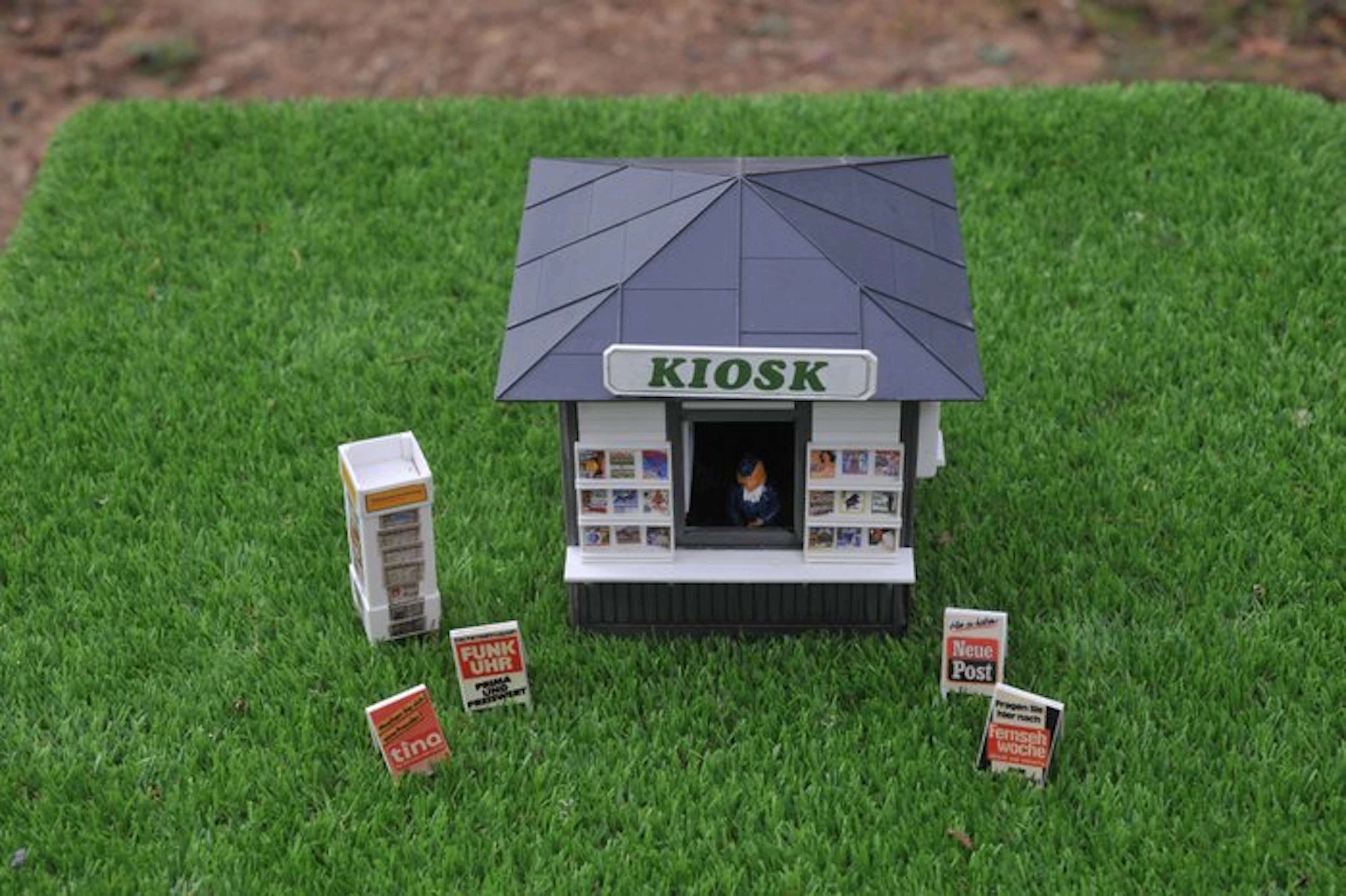 LGB G - Model train buildings (1) - Model kiosk with advertising banners