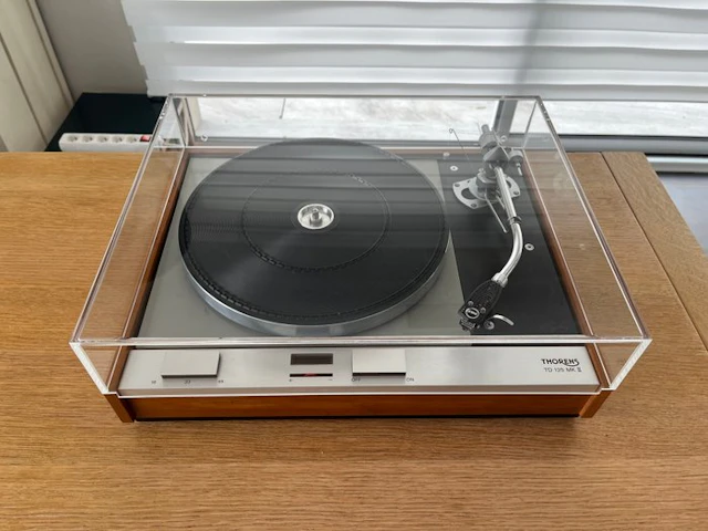 Thorens - TD 125 MK II with SME 3009 II and Shure V15 IV Turntable
