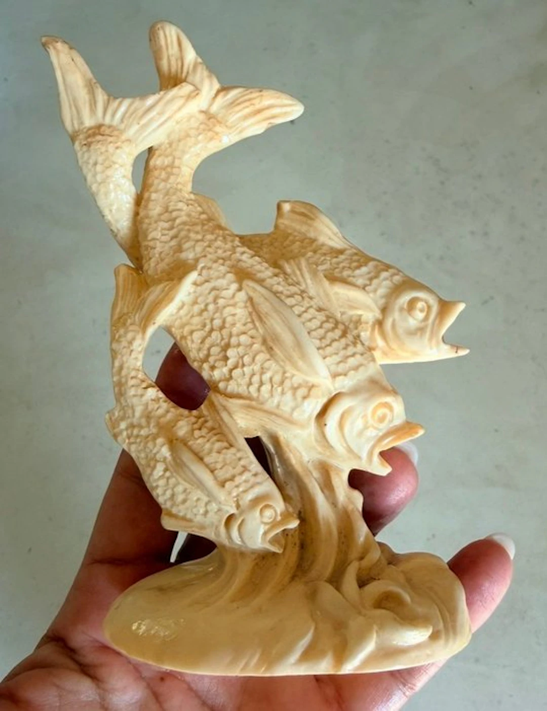 A. Santini - Sculpture, Carpe Koi tra le onde - 15 cm - Resin