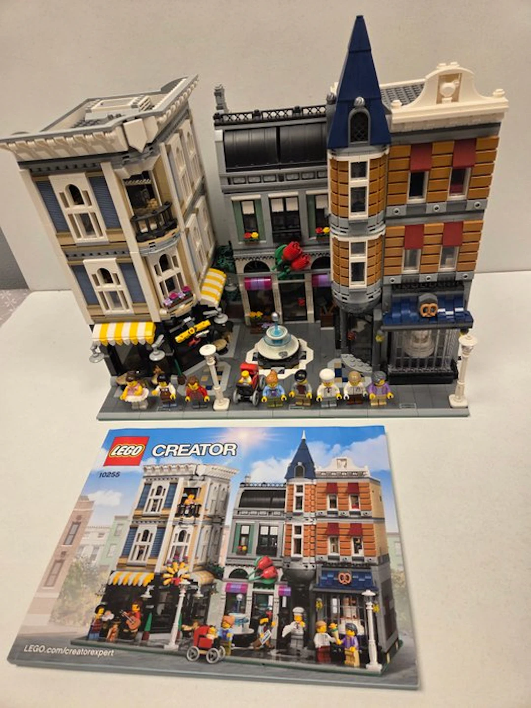 LEGO Set - 10255 - Creator Expert - Assembly Square