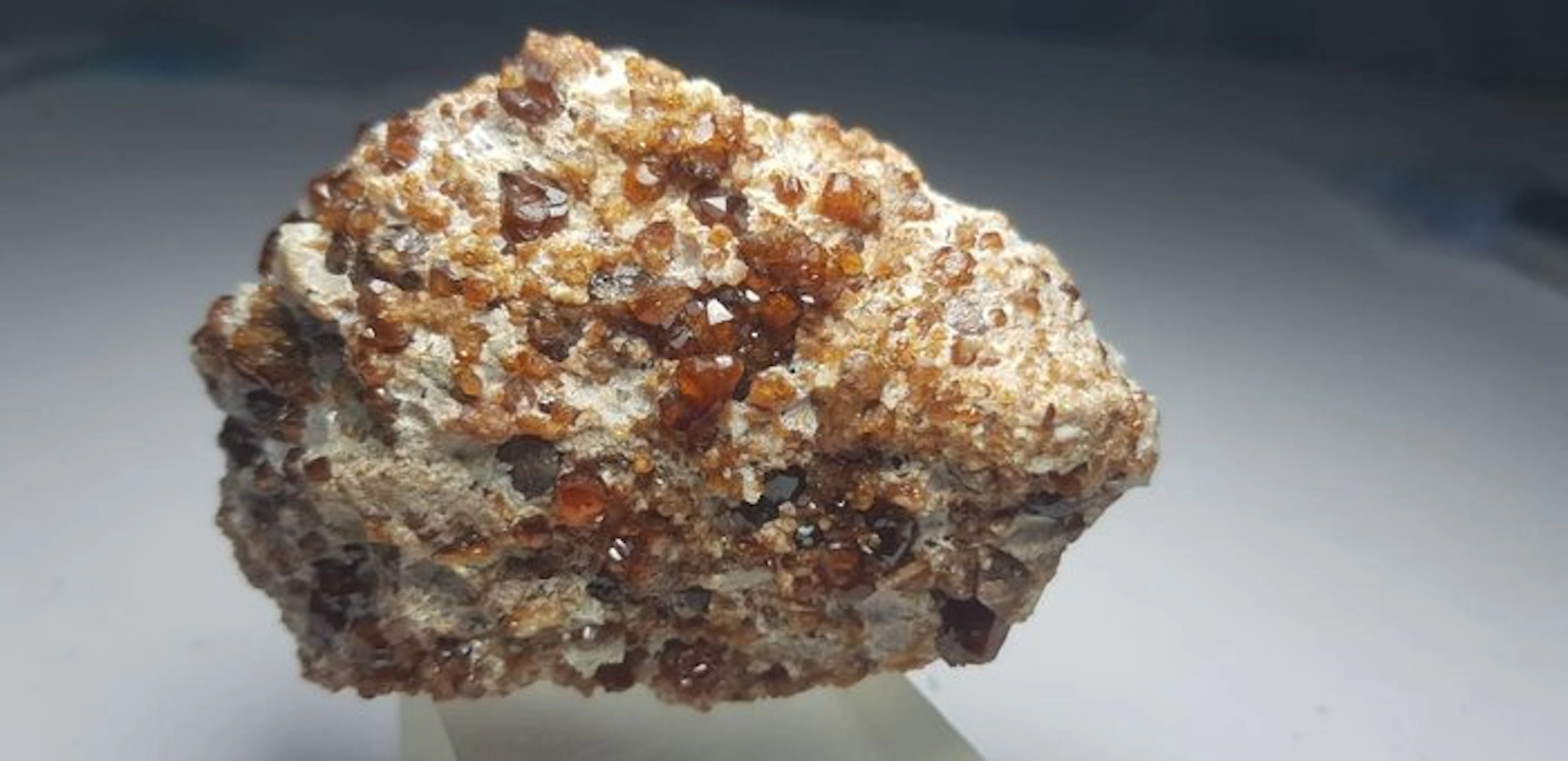Exceptional Spessartite garnet Specimen - Height: 78 mm - Width: 52 mm- 115 g