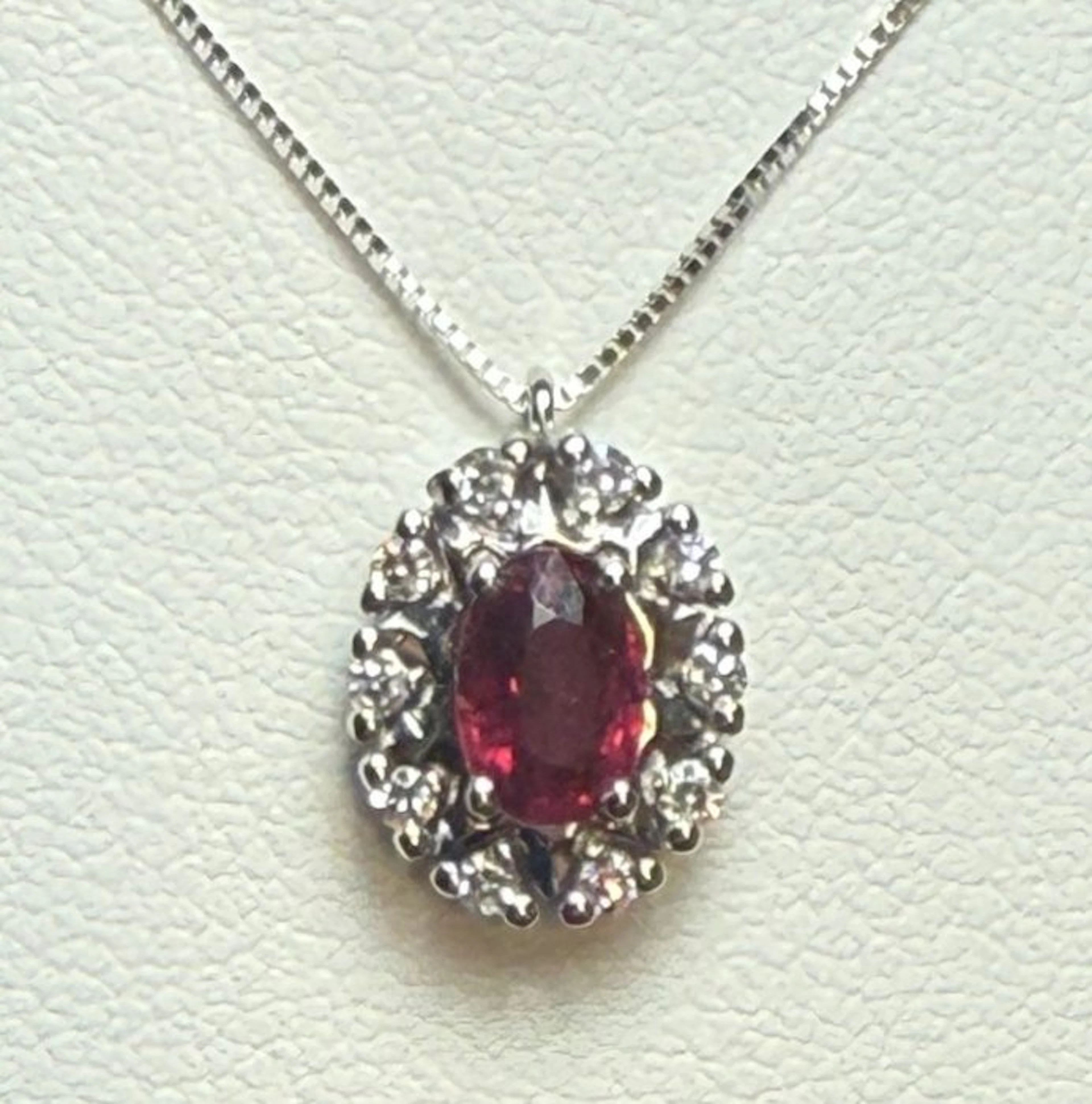 Miluna - Necklace with pendant - 18 kt. White gold - 0,54ct. tw. Ruby - Diamond