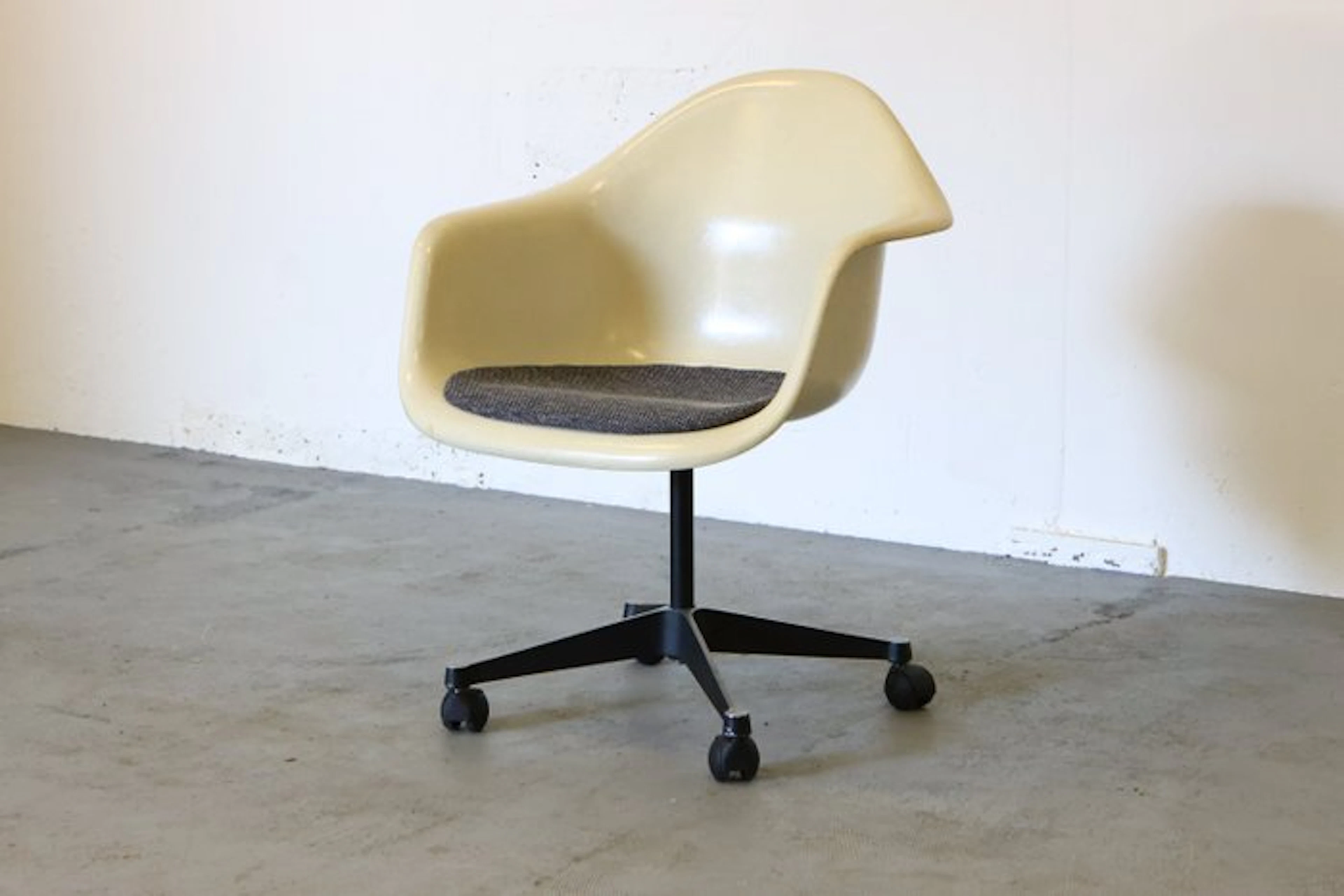 Herman Miller - Charles & Ray Eames - Office chair - PACC - Fibreglass