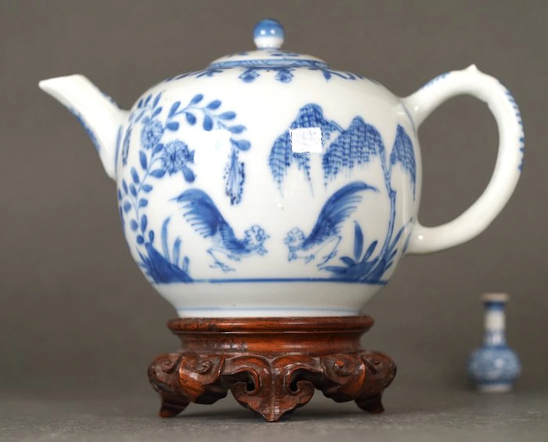 Yongzheng (1722-1735) - Teapot - Large Roosters Under Weeping Willow