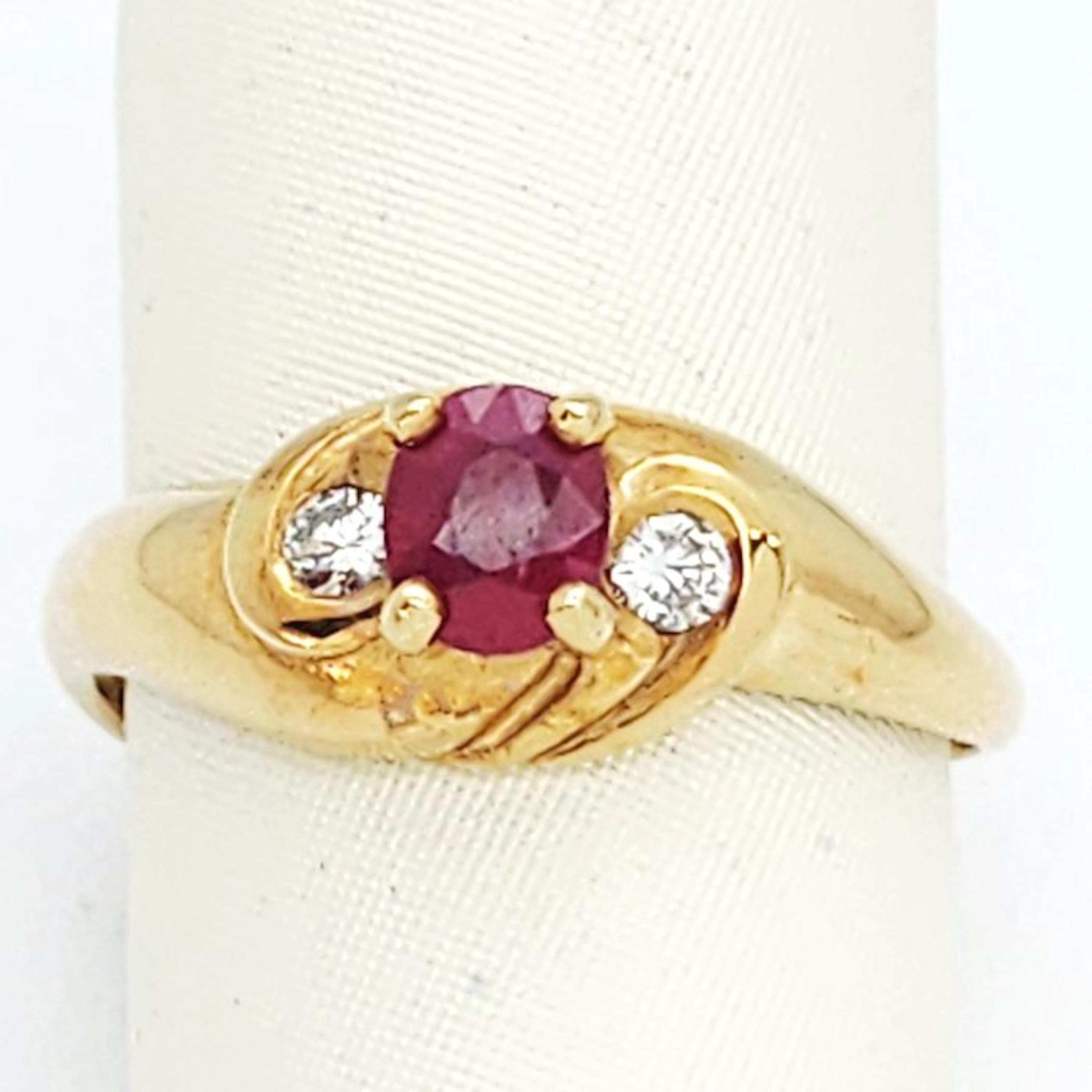 Ring - 18 kt. Yellow gold - 0.35ct. tw. Ruby - Diamond