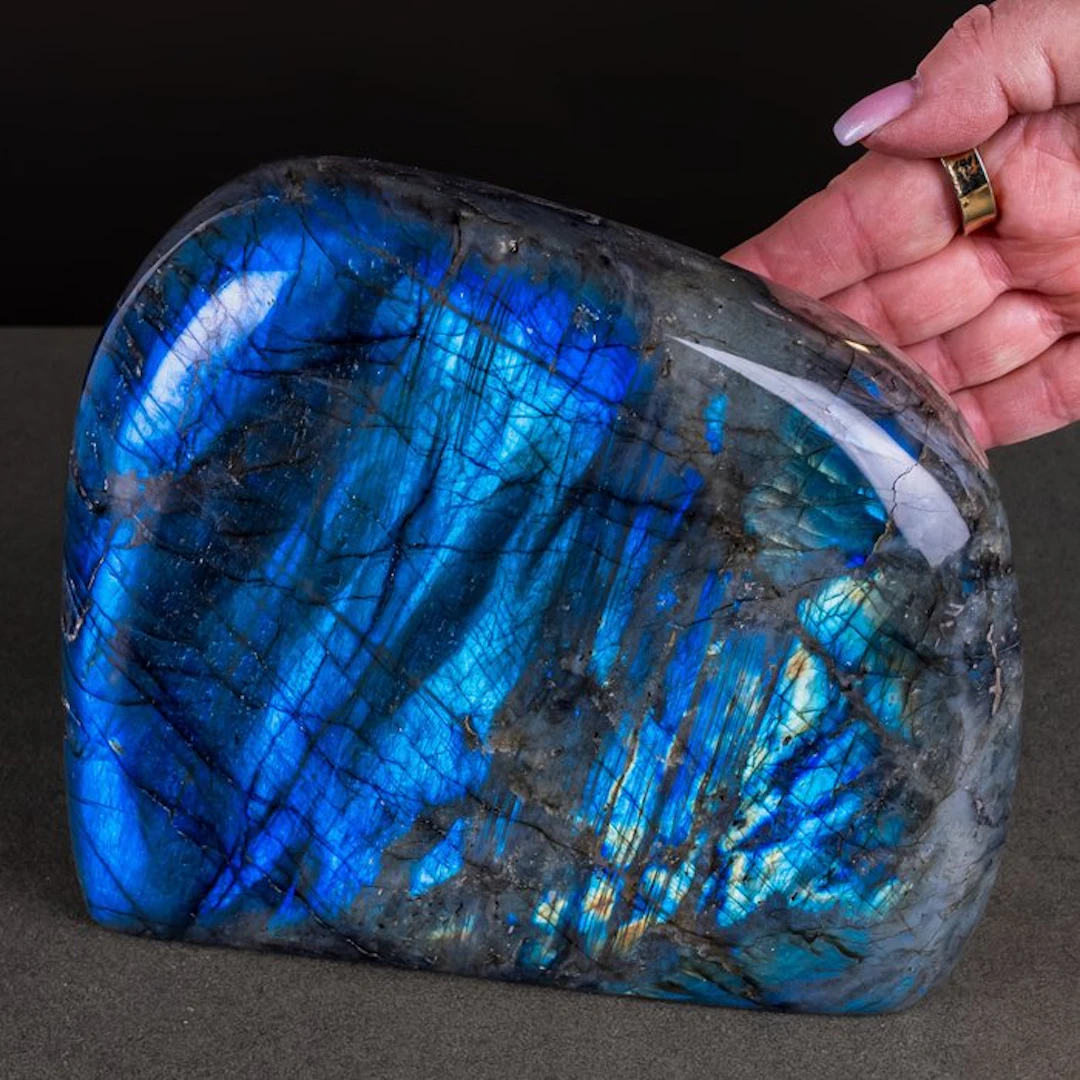 Natural labradorite from Madagascar – Nature's shimmering...