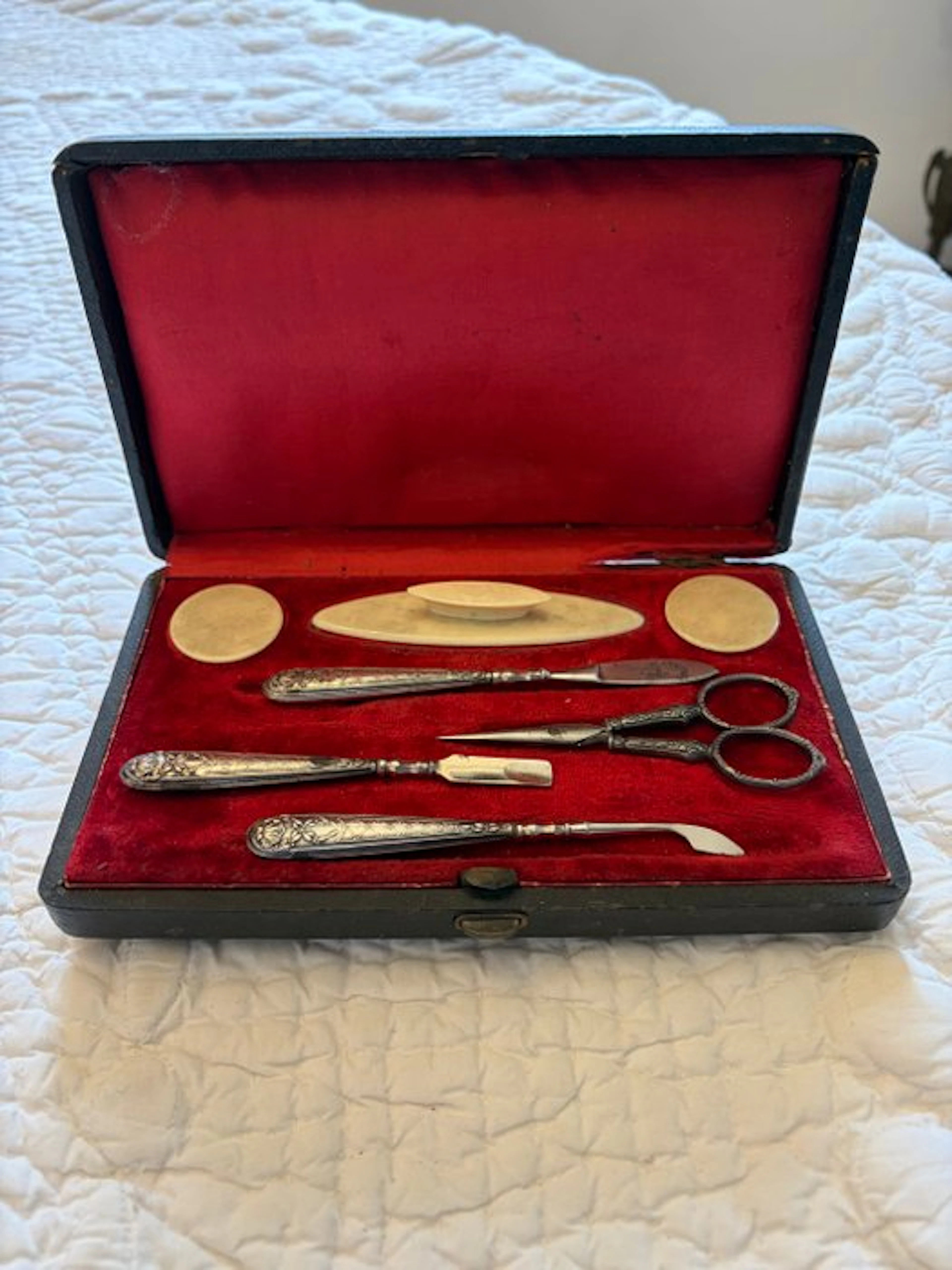 Toilet set (7) - silvered metal - Manicure set