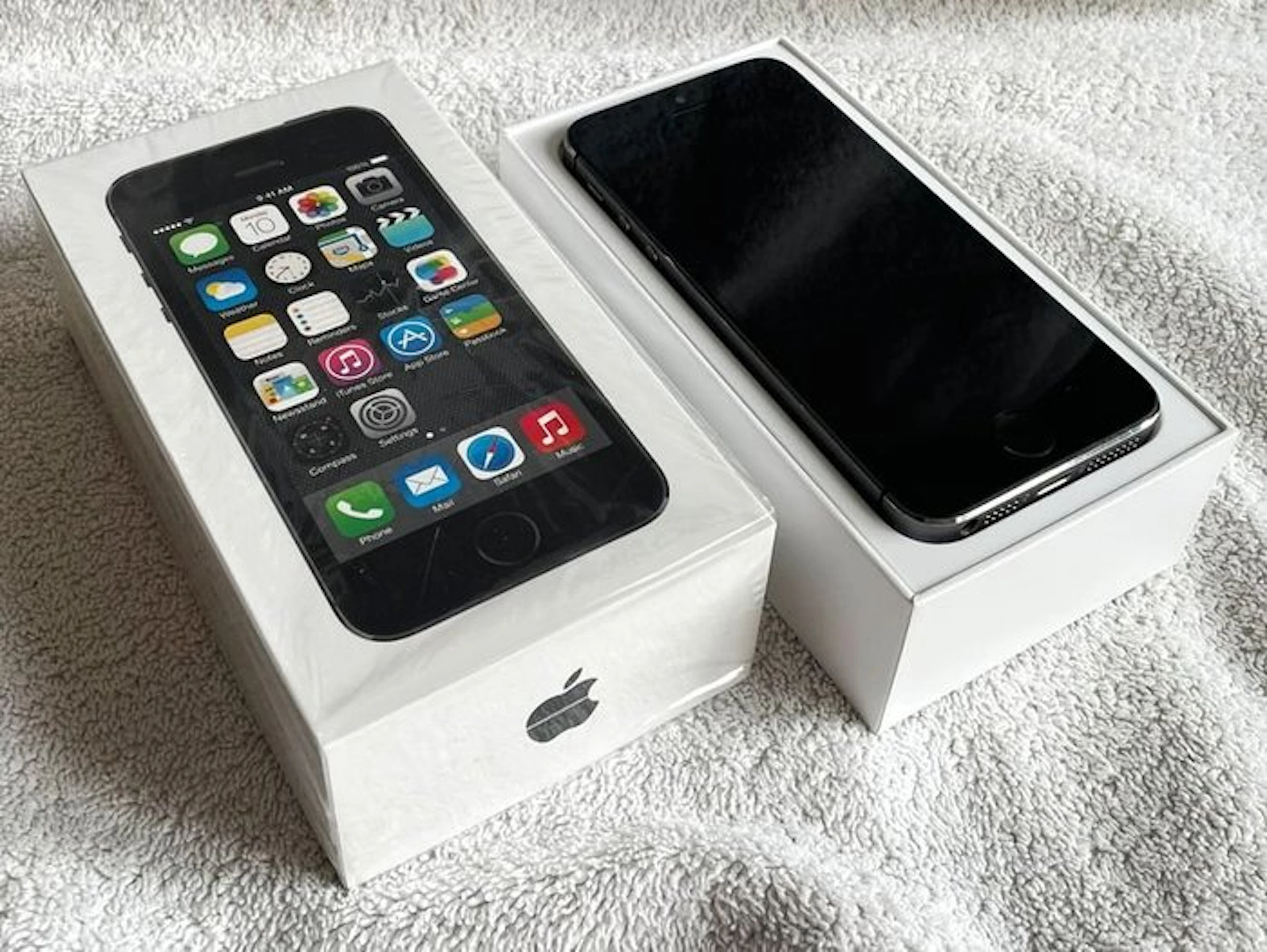 Apple iPhone 5S 16GB G7 A1457 - Mobile phone - In original box