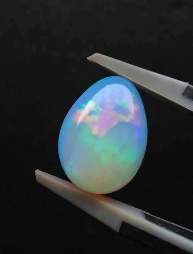 Opal Cabochon- 3.9 g - (1)