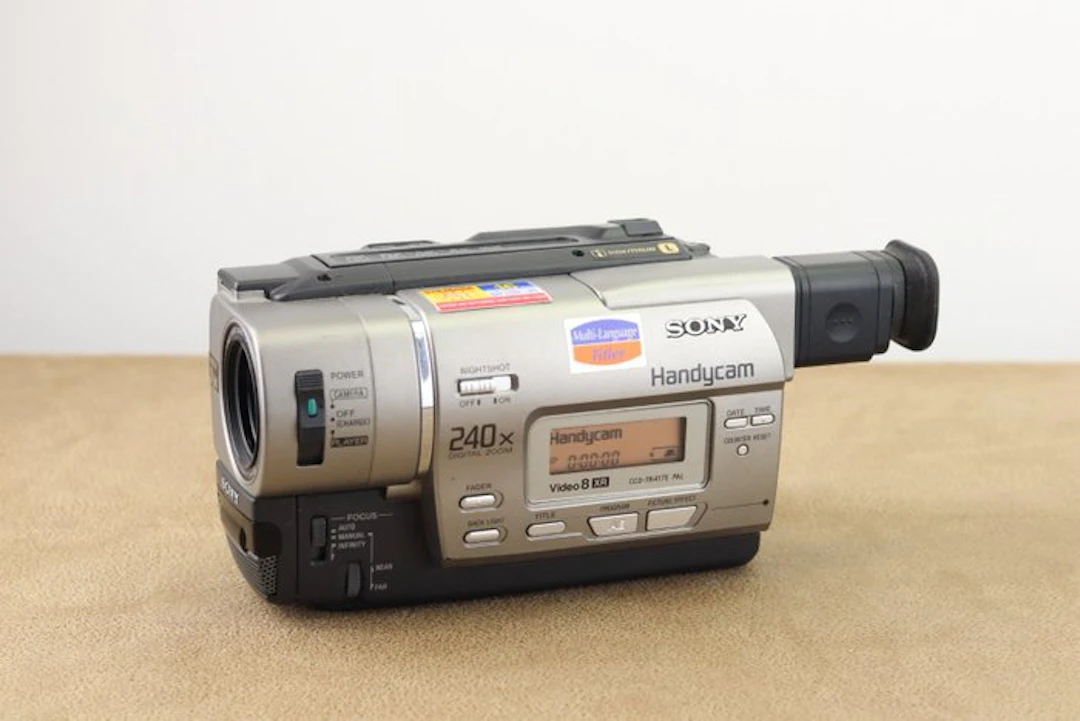 Sony Handycam CCD-TR417E with NightShot Video camera