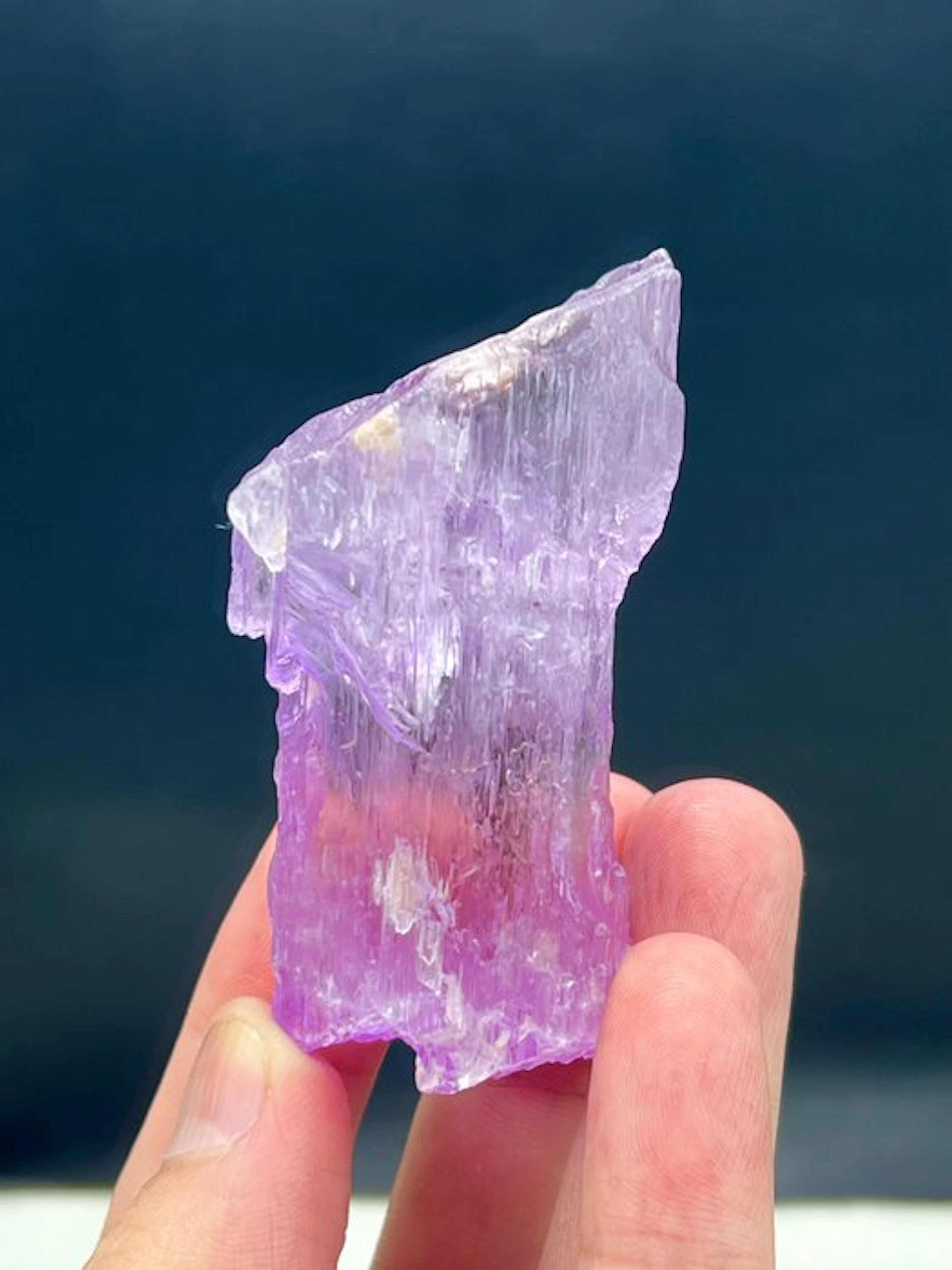 Purple kunzite Crystal - Height: 60 mm - Width: 30 mm- 102 g - (1)