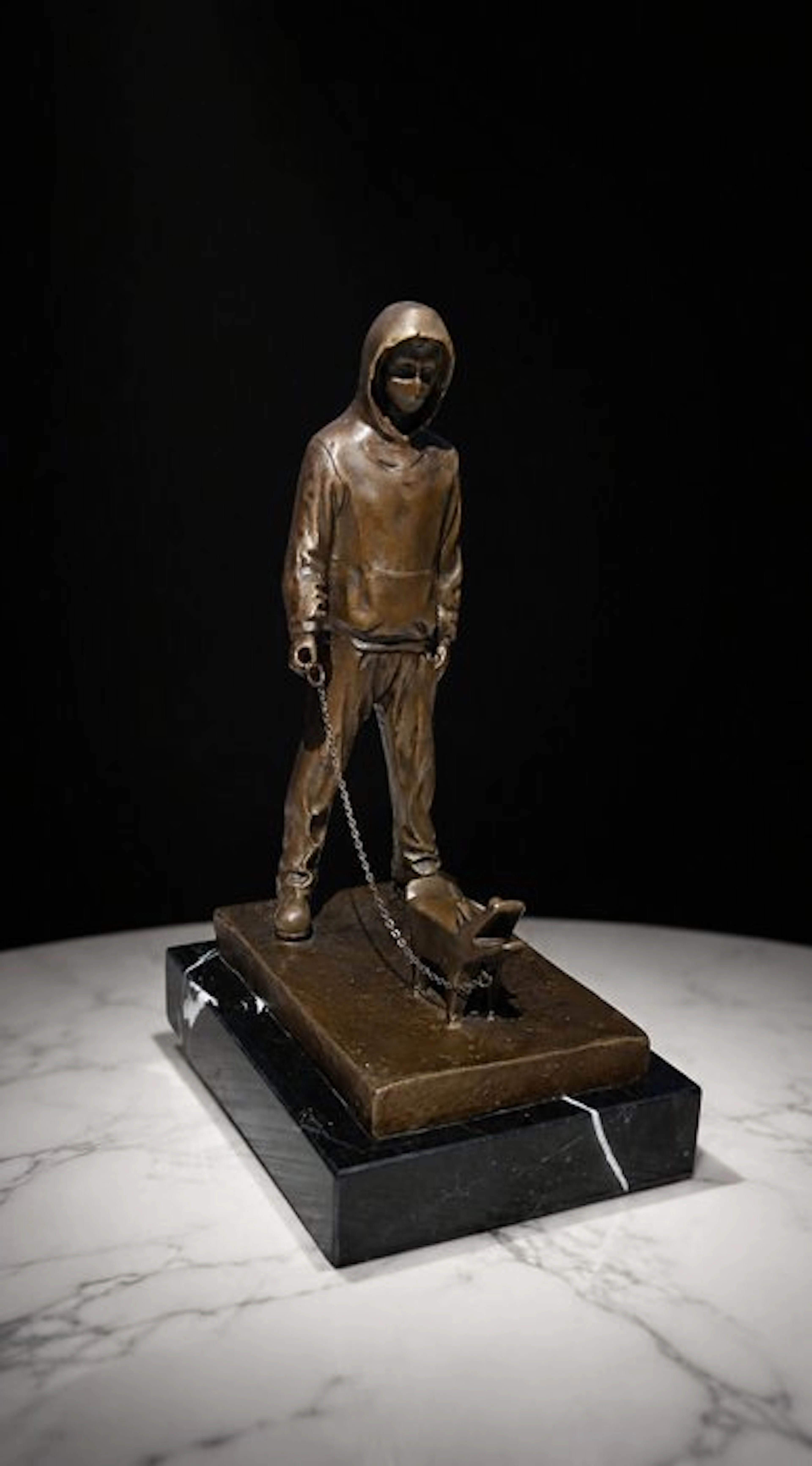 naar banksy - Sculpture, jongen met hond - 26 cm - Bronze