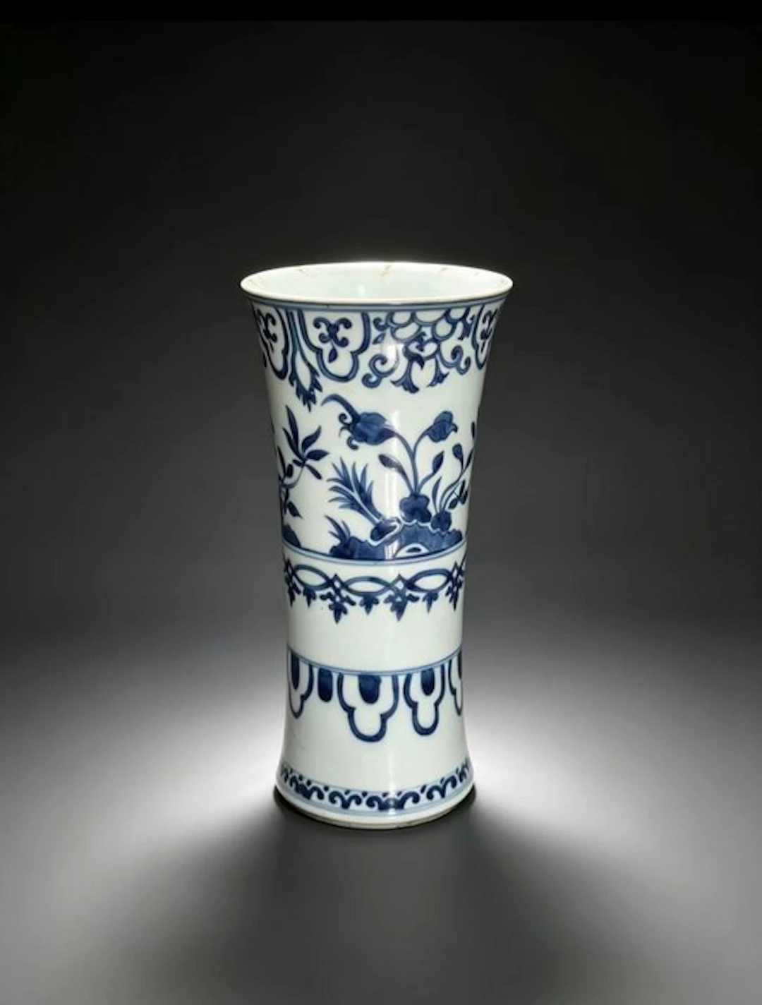 Chinese blue and white export porcelain beaker vase...
