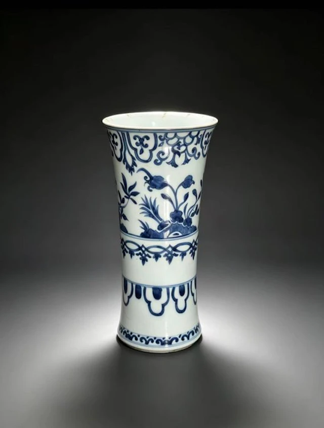 Chinese blue and white export porcelain beaker vase...