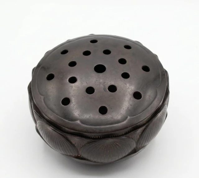 Perfume burner - Patinated bronze - Lotus-shaped fragrance burner