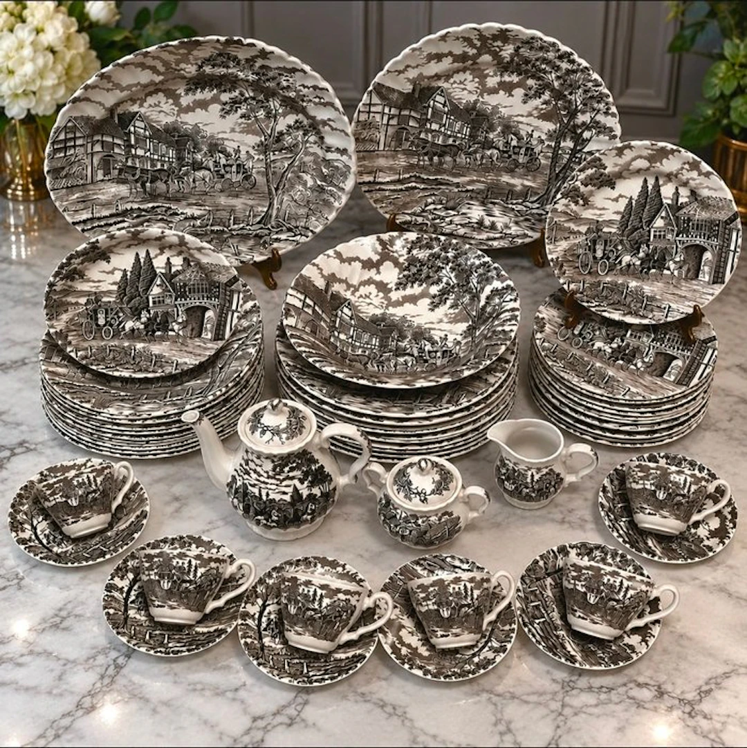 Myott Royal Mail England - Dinner service - Fine Staffordshire Ware - 12 people
