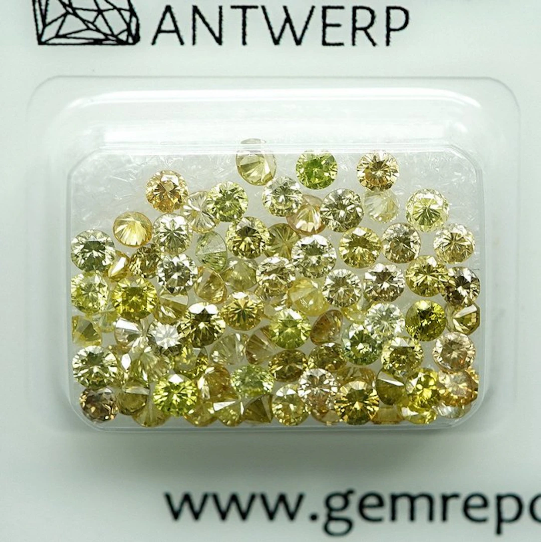 No reserve price - 79 pcs Diamond (Colour-treated) - 4.09...