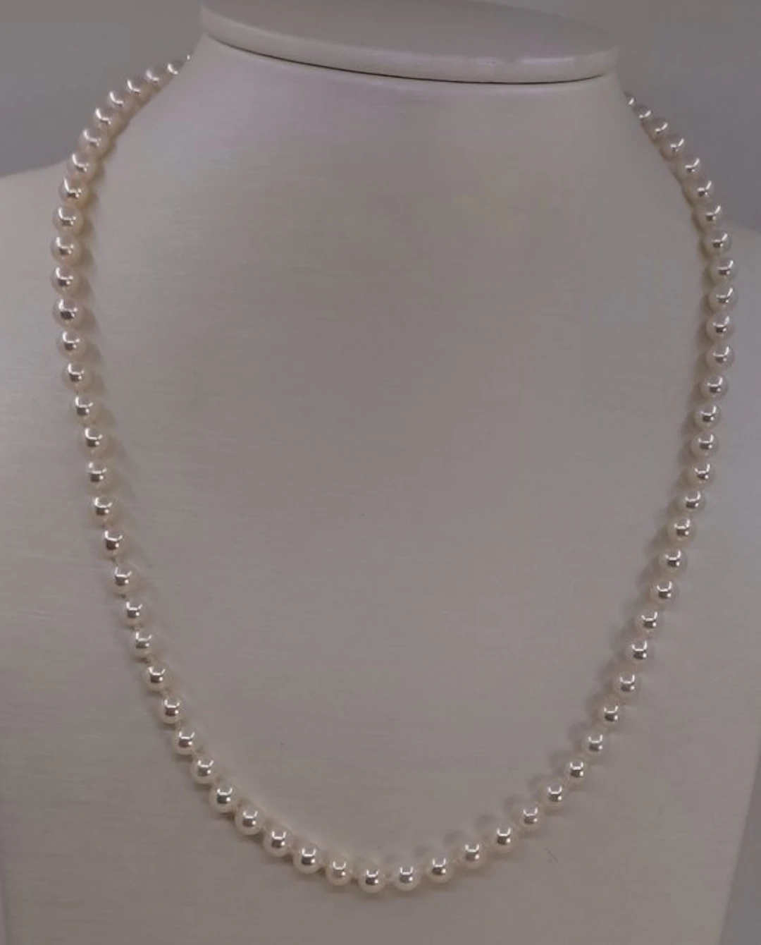 Necklace 5x5.5mm Bright Akoya pearls
