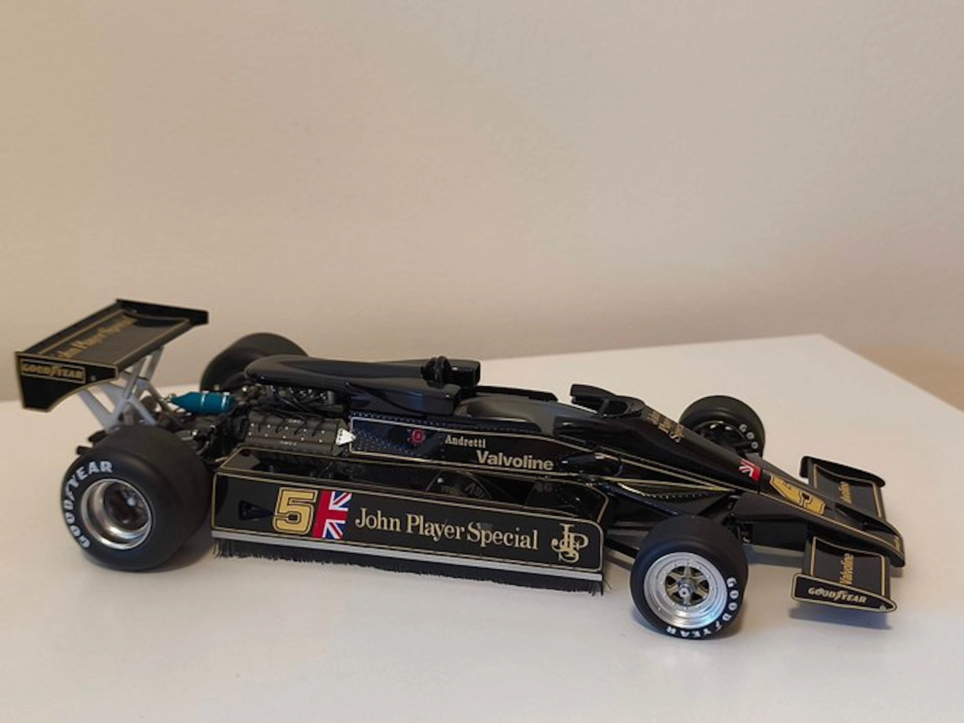 TrueScale Miniatures 1:18 - Model car - Lotus Type 78 John Player Special