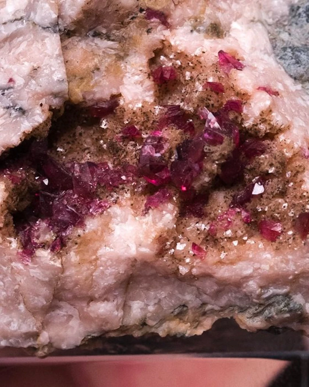 ROSELITE CRYSTALS on a dolomite vug - Height: 5.2 cm - Width: 6 cm- 102 g - (1)