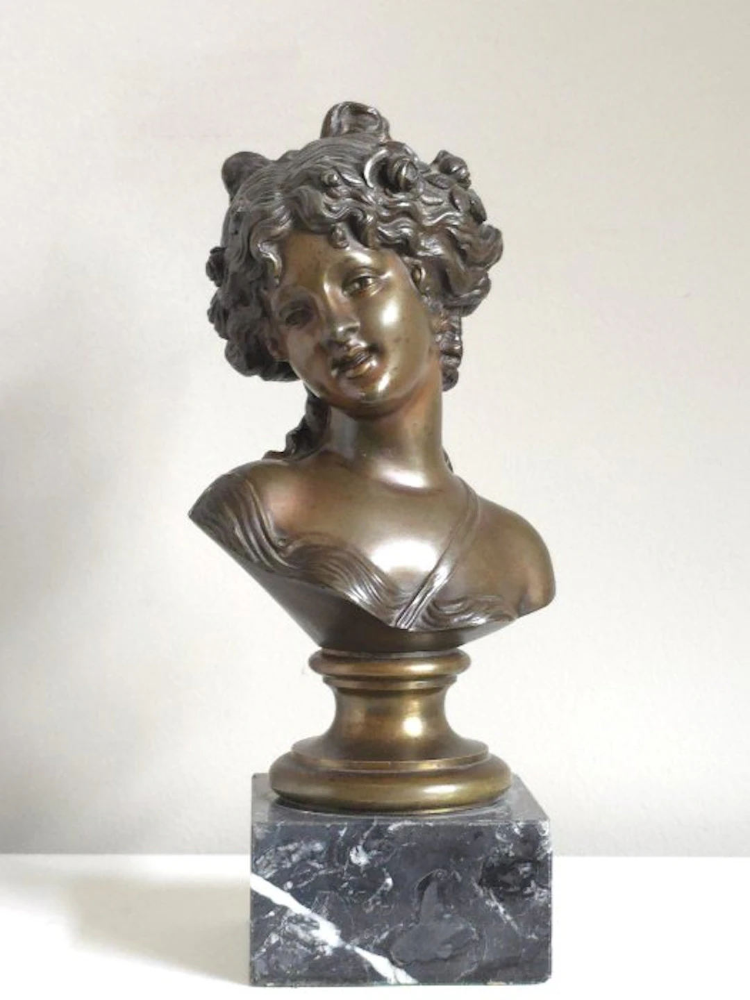 Bust, Elegante buste van een jonge vrouw