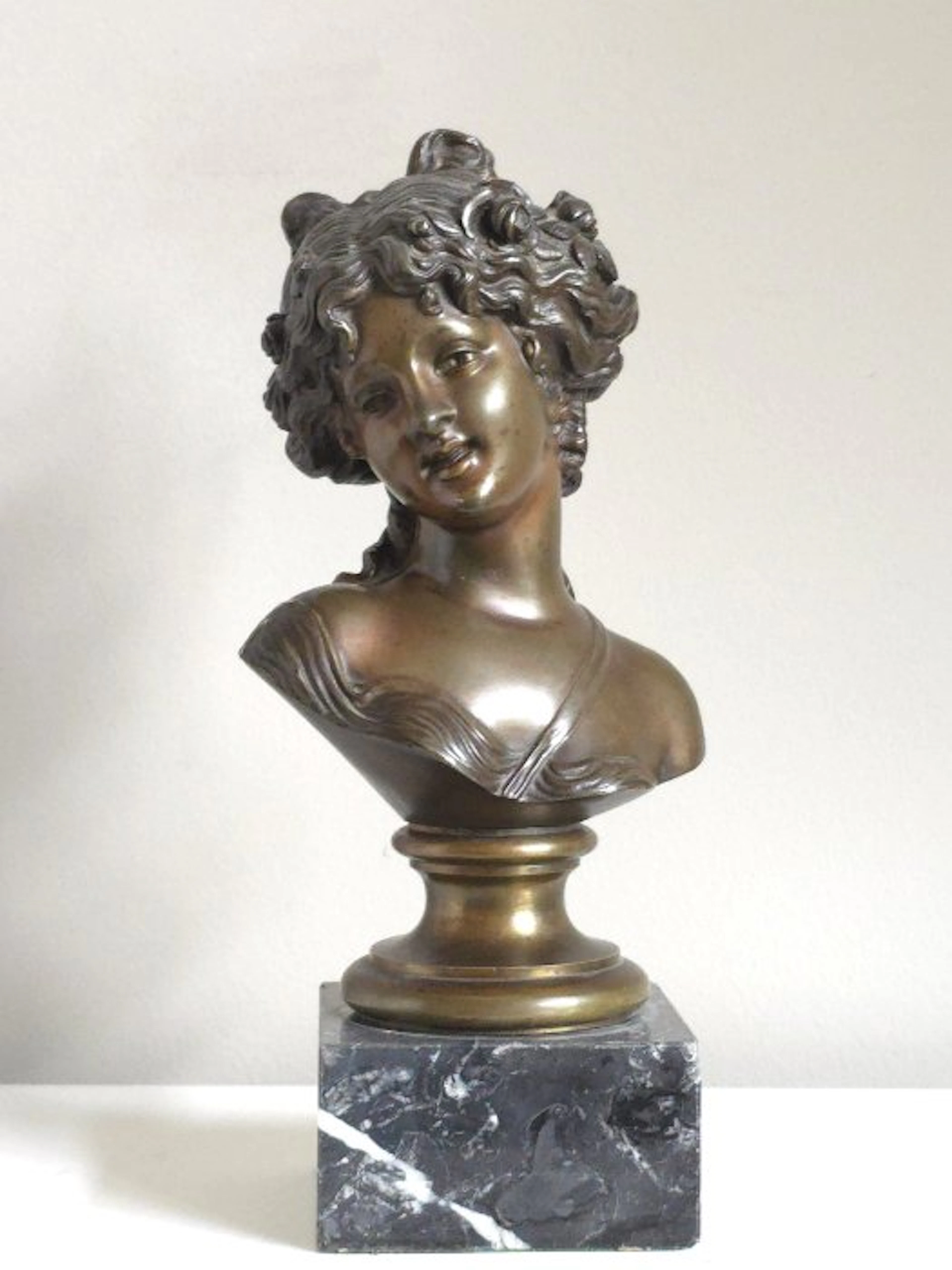 Bust, Elegante buste van een jonge vrouw