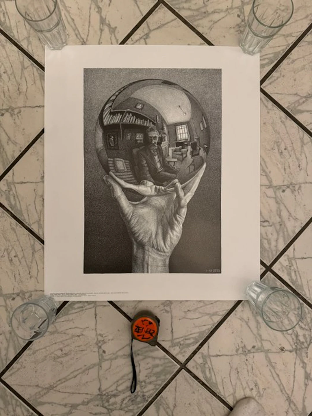 M.C Escher - M.C Escher Company Baarn Holland - Hand met spiegelende
