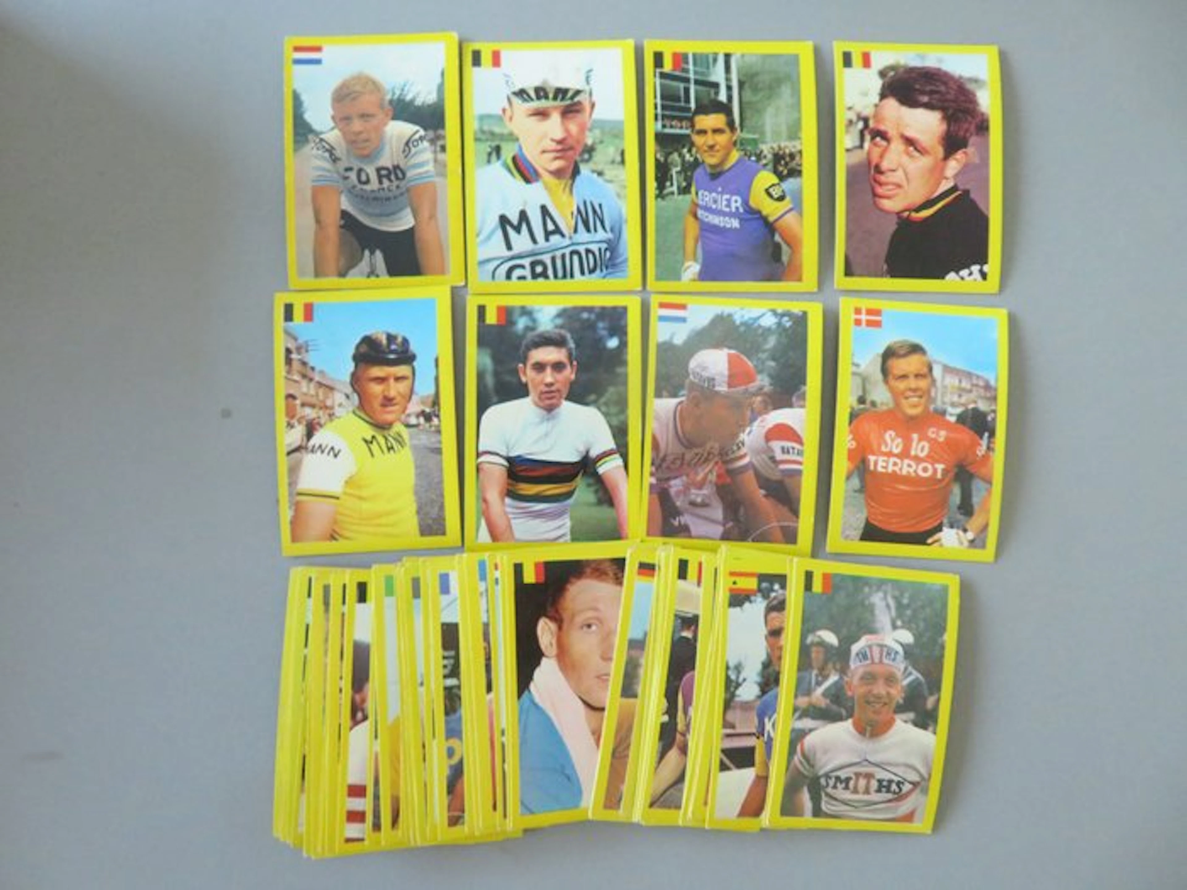 1967 - Complete set of 60 chromo cards of cyclists (yellow border) Merckx