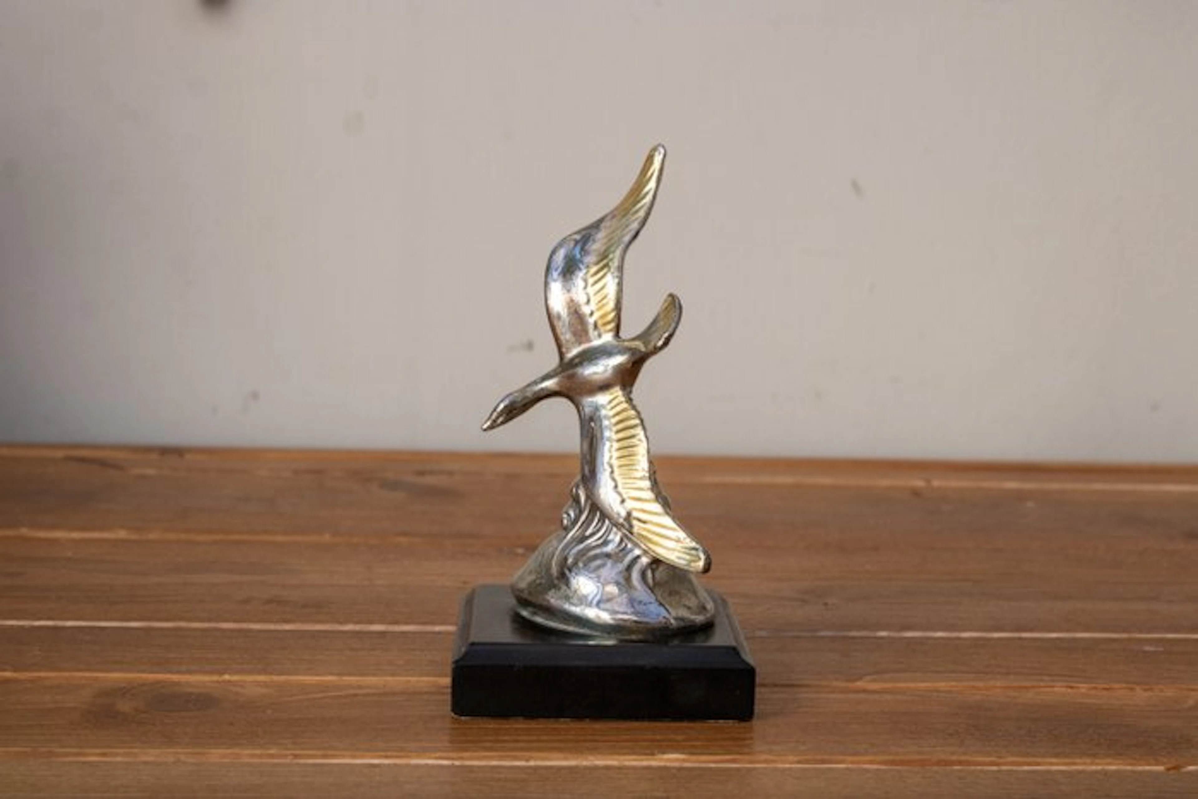 Sculpture, gabbiano in volo sopra le onde - 16 cm - .800 silver, lamina