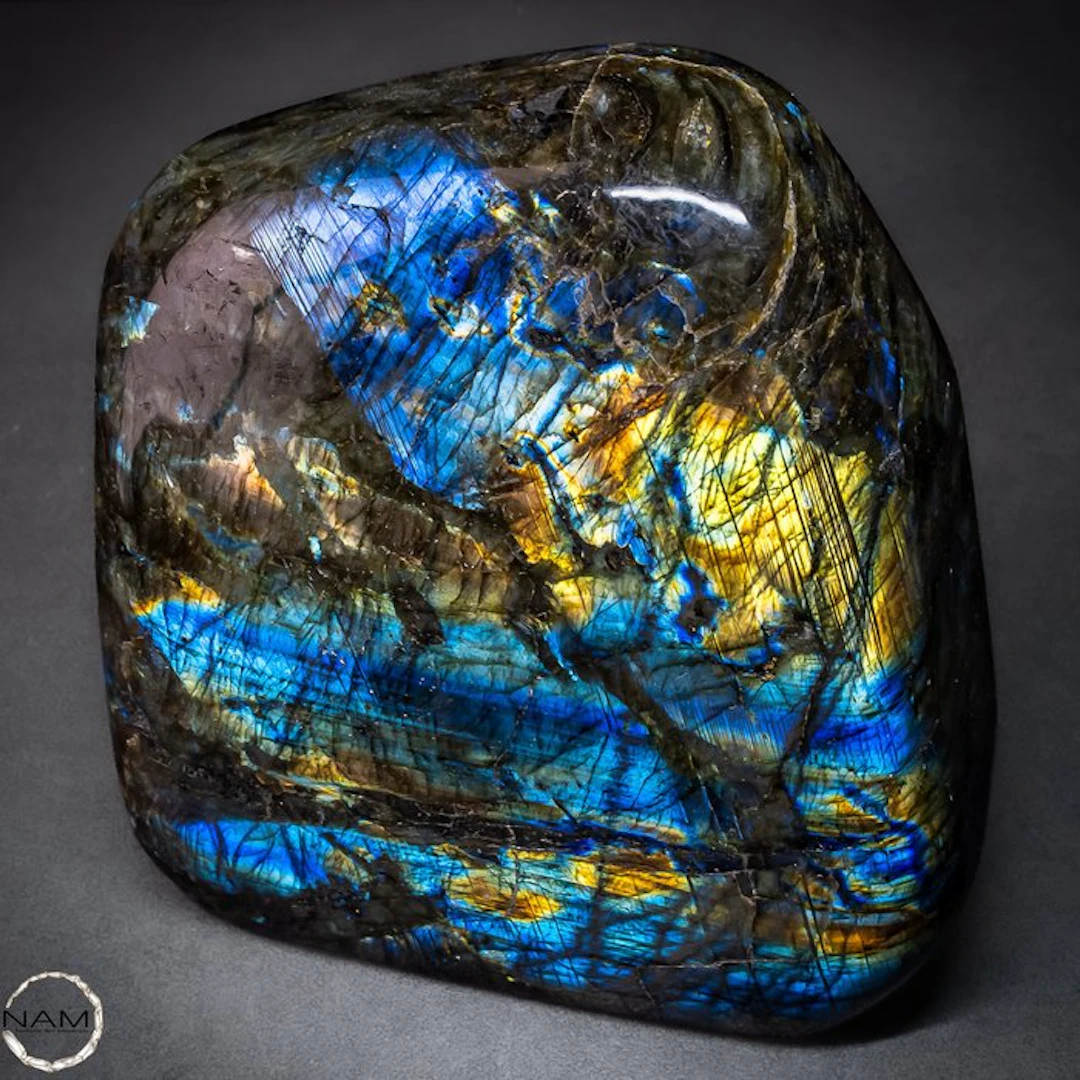 Natural labradorite from Madagascar – Nature's shimmering...
