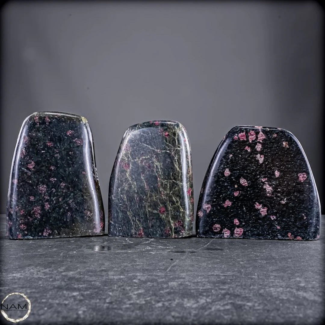 Extraordinary 3-piece almandine garnet set in green...
