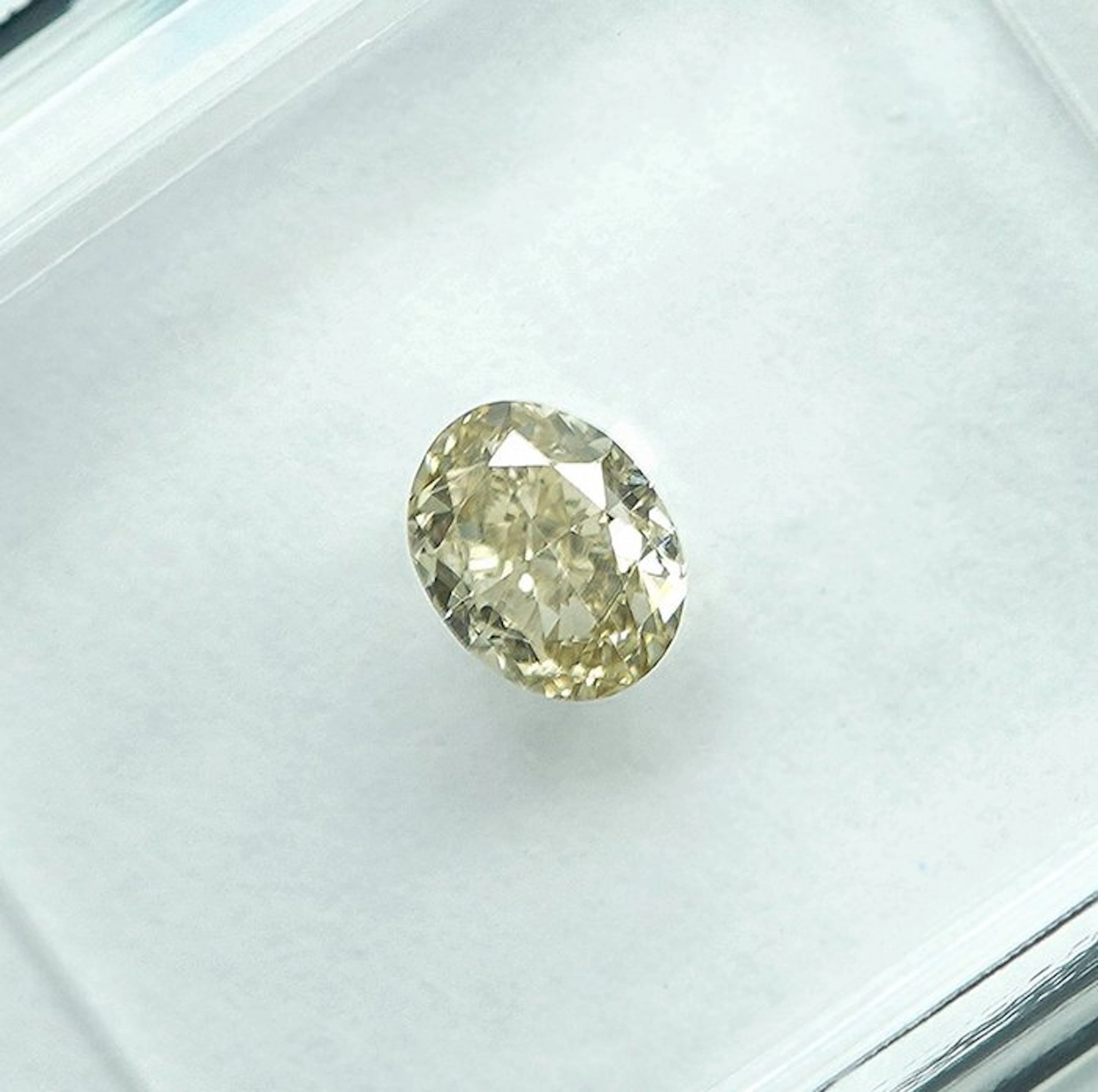 No reserve price - 1 pcs Diamond (Natural coloured)...
