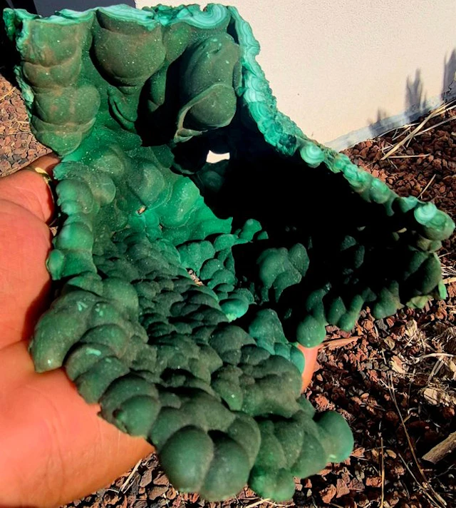 Malachite Botryoidal - Height: 17 cm - Width: 15 cm- 1037 g - (1)