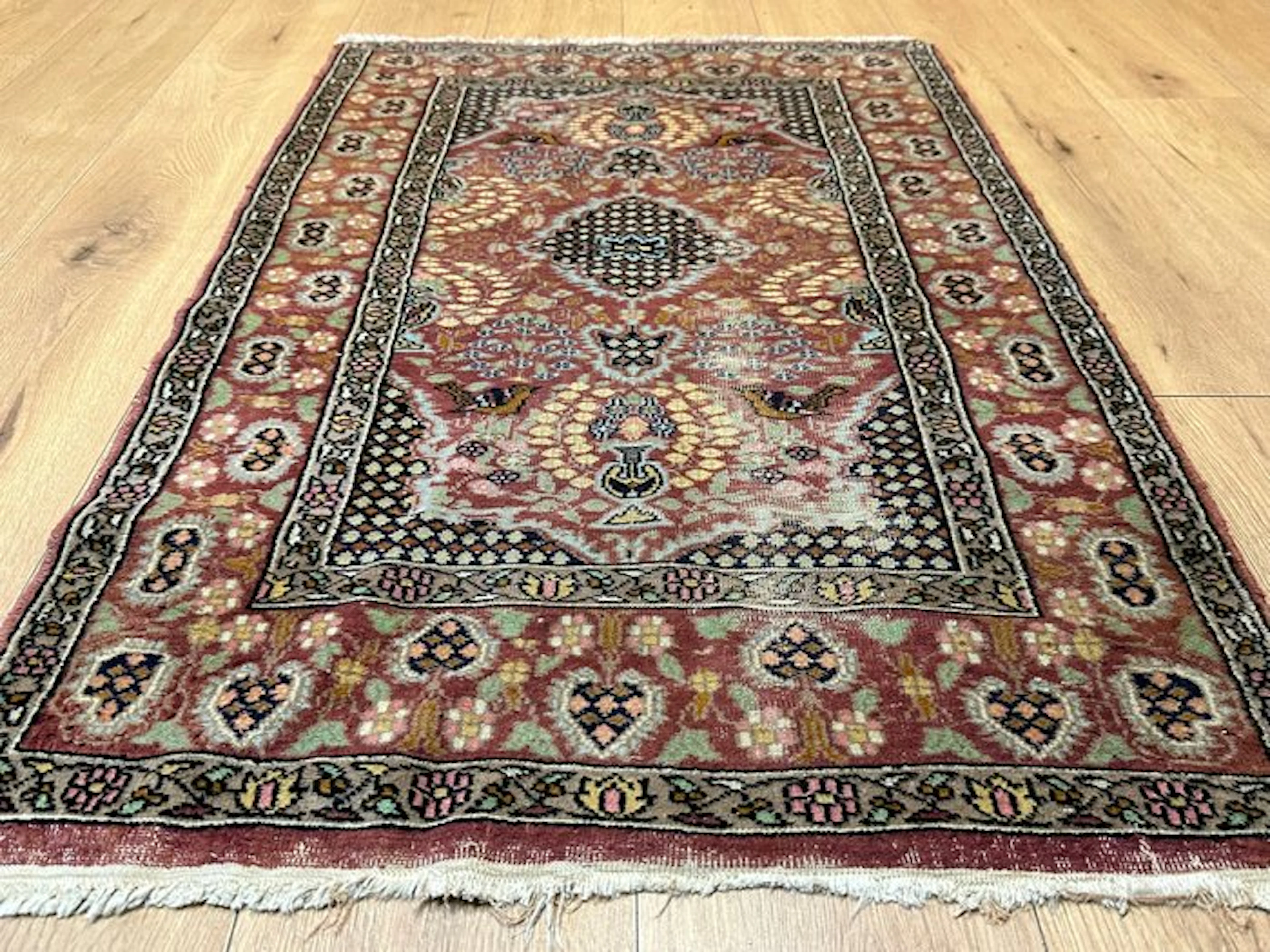 Hand-knotted Kashmiri Ghom-style rug with a delicate bird-and-vase medallion