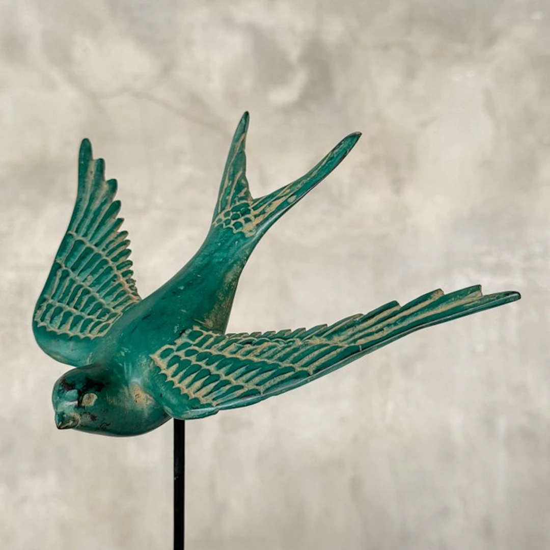 Sculpture, NO RESERVE PRICE - Swallow Fly Down on Stand - 25 cm - Bronze
