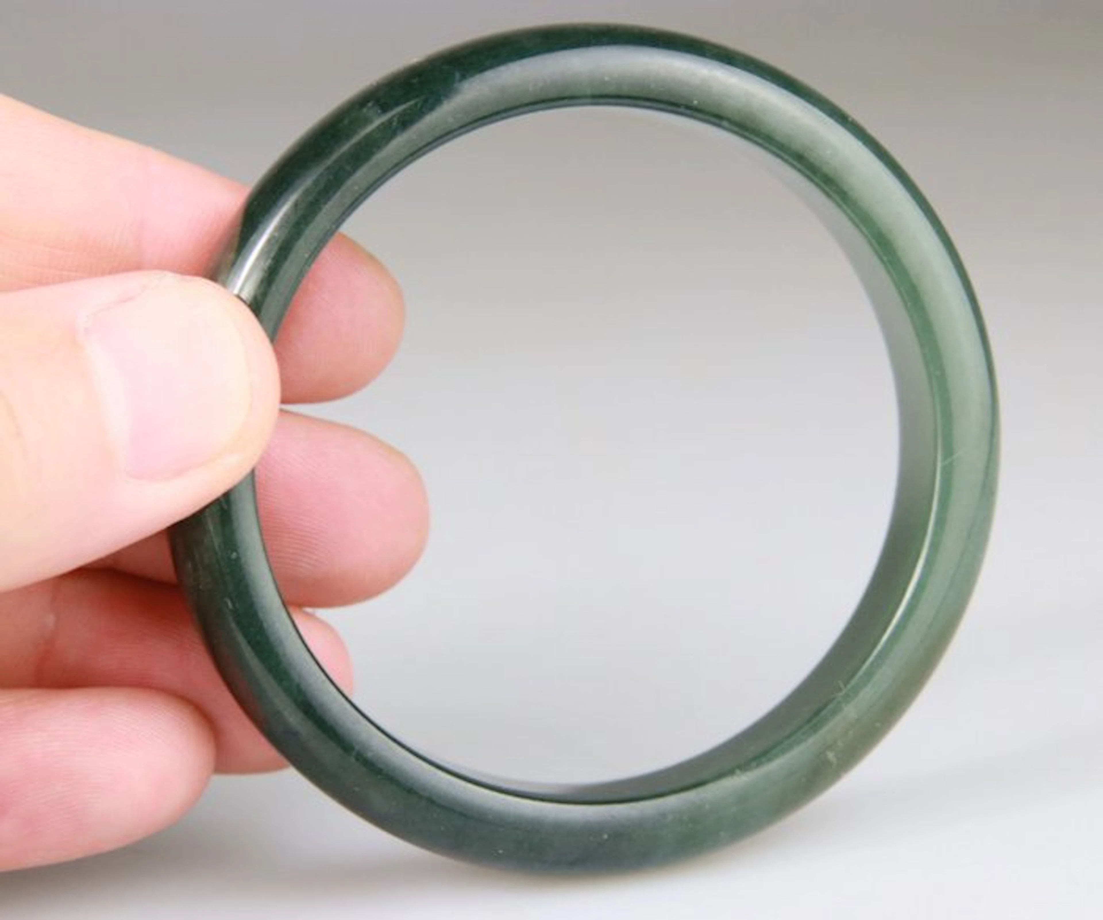Chinese bracelet - dark green color - Pierre sculpted...